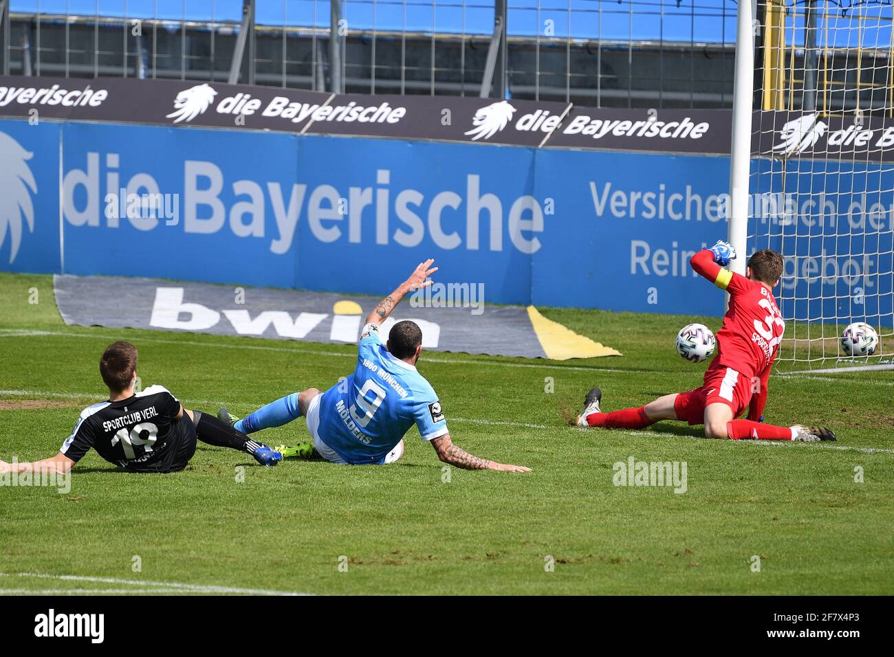 goalchance Sascha MOELDERS (TSV Munich 1860) action, duels versus Lasse  JUERGENSEN (Verl) and Lars RITZKA (Verl), hi: goalwart Robin BRUESEKE (Verl).  Soccer 3rd league, Liga3, TSV Munich 1860 - SC Verl on