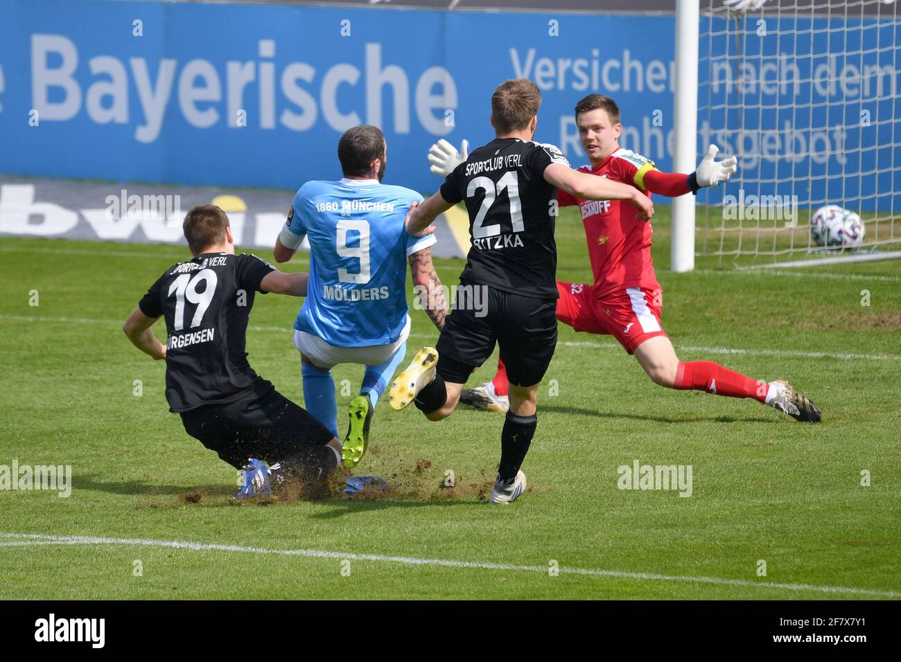 goalchance Sascha MOELDERS (TSV Munich 1860) action, duels versus Lasse  JUERGENSEN (Verl) and Lars RITZKA (Verl), hi: goalwart Robin BRUESEKE (Verl).  Soccer 3rd league, Liga3, TSV Munich 1860 - SC Verl on