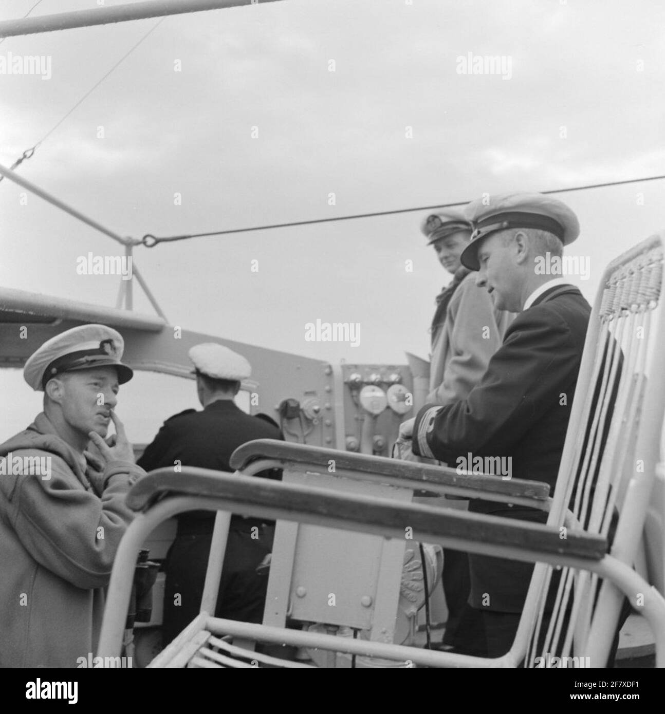 Adelborstenreizen 13 - 29 April, 10 - 16 June and 3 -31 July 1953. The commander of HR. Ms. Tromp, captain at sea c.w.th. Baron van Boetzelaer (right), standing at the engine camereleg on the bridge of from Hr Ms. Tromp (1948-1954). Is part of Object series AVDKM 530003 up to 530023 and 530051 to 530053. Stock Photo
