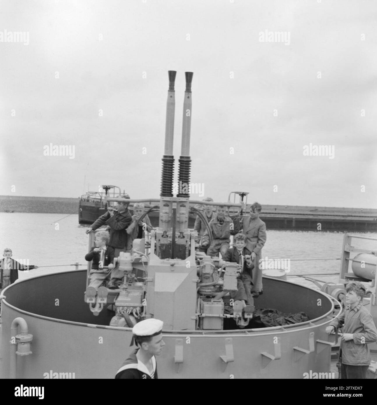Photo tone photo tone in Harlingen with, among others, Hr. Ms. Wolf (1954-1984, EX-US PCE 1607). Views at the 20mm double-running gun / machine gun. Makes part of the AVDKM 540608 to 540619 object series. Stock Photo