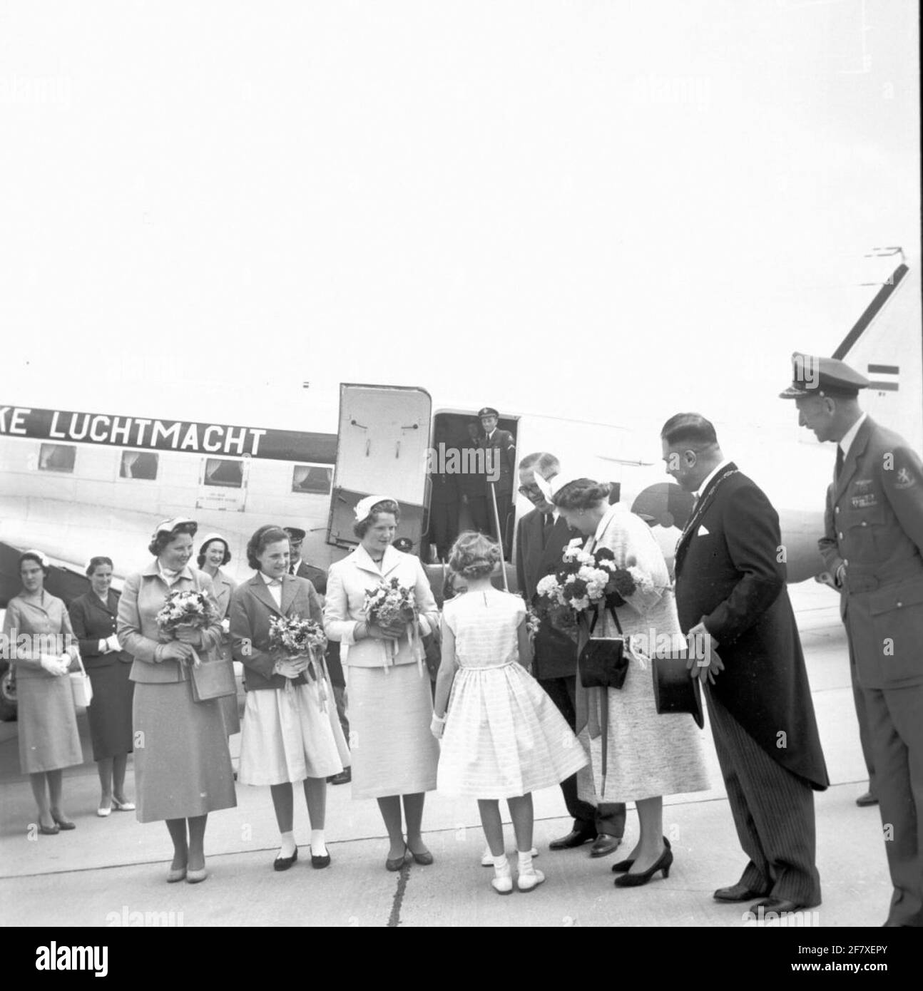 Sixth golden Ilsy flying party 1957. H.M. Koningin Juliana arrives with ...