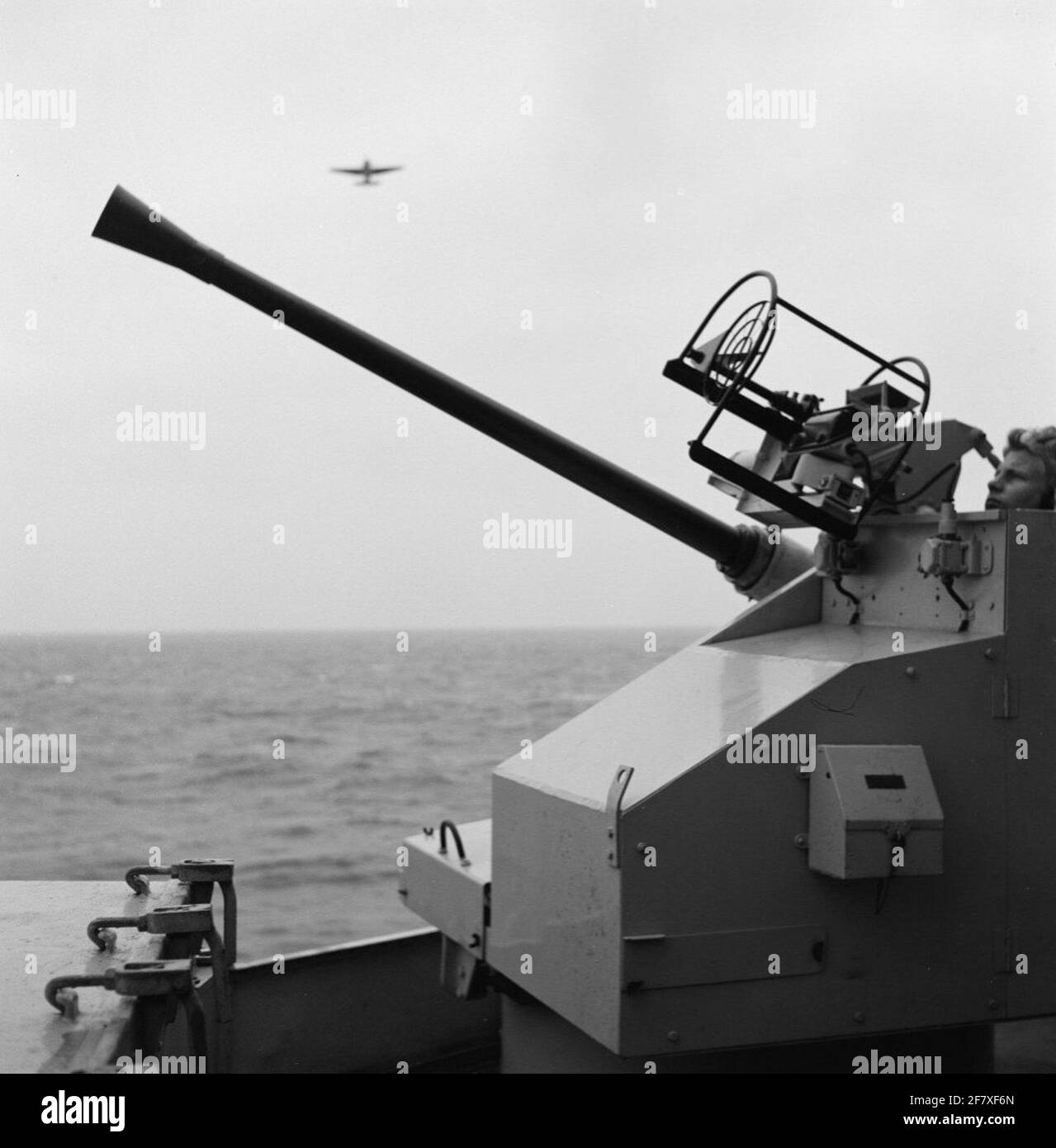 Point exercises with the air cooling gun A / B from the frigate Hr.Ms