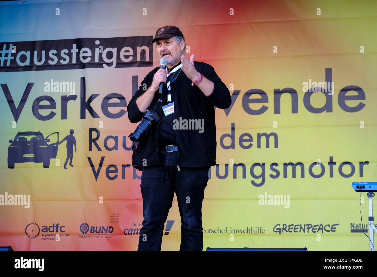14.09.2019, Frankfurt am Main, Hessen, Deutschland - Uwe Hiksch (Die Linke), Mitorganisator von Demonstration und Sternfahrt, spricht auf dem Platz an Stock Photo