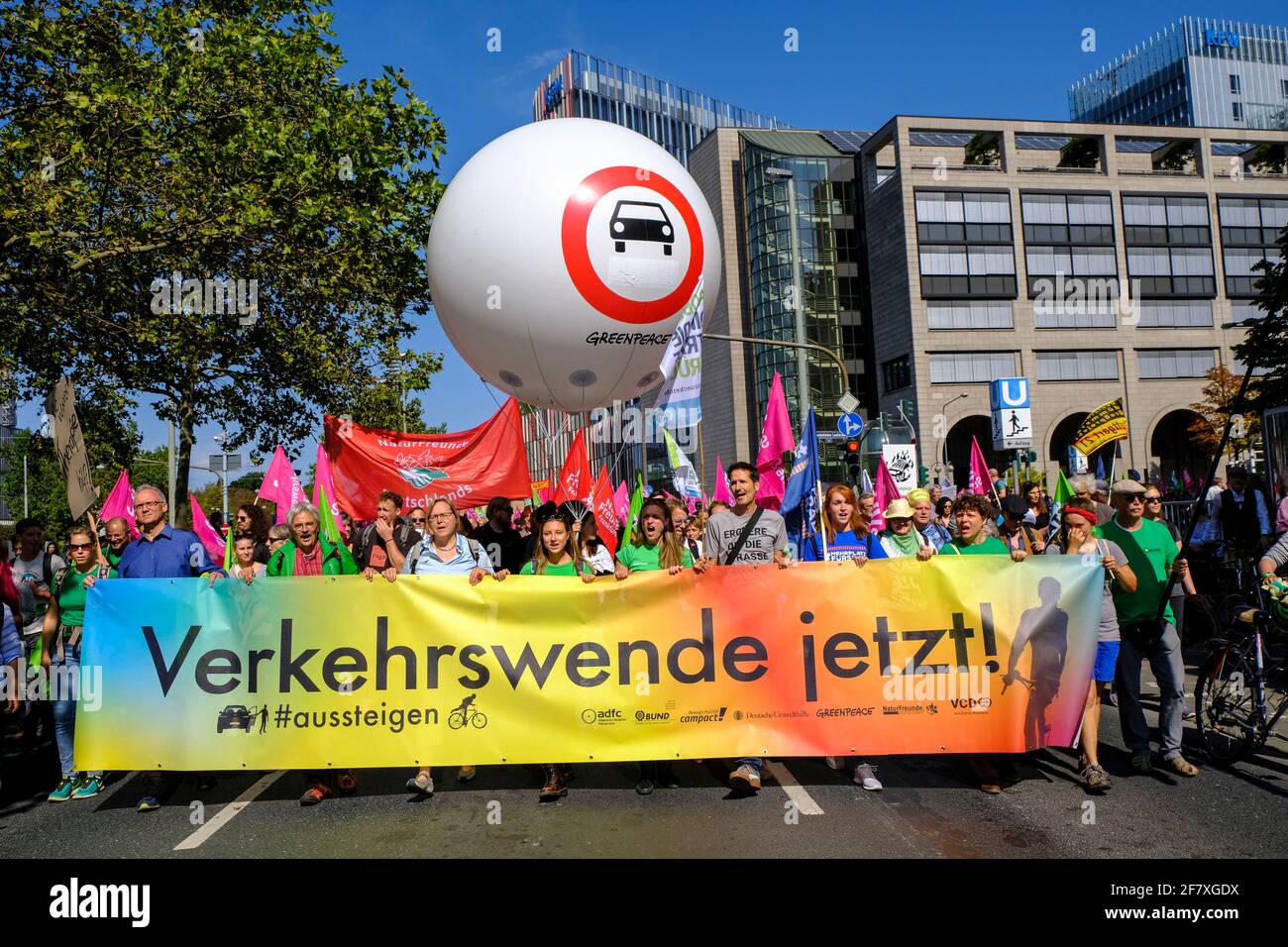 14.09.2019, Frankfurt am Main, Hessen, Deutschland -  Demonstranten und Aktivisten verschiedener Organisationen ziehen mit einem Transparent, auf dem Stock Photo