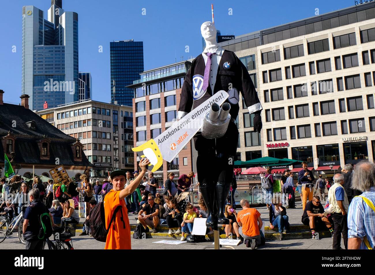 14.09.2019, Frankfurt am Main, Hessen, Deutschland - Auf dem Platz an der Hauptwache in Frankfurt versammeln sich Demonstranten und Aktivisten verschi Stock Photo