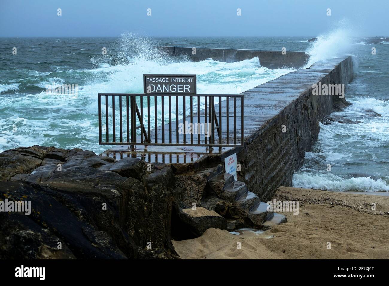Frankreich, Batz-sur-Mer, 04.07.2020: schlechtes Wetter und stuermische See im Hafen von Saint Michel in Batz-sur-Mer an der franzoesischen Atlantikku Stock Photo