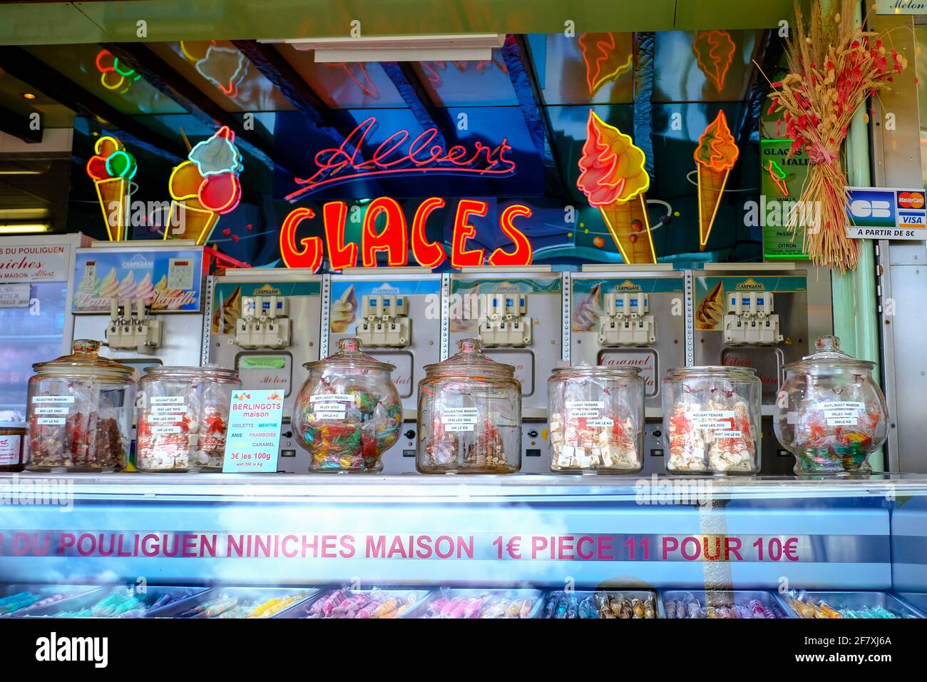 Frankreich, Le Pouliguen, 10.07.2020: Albert Glaces, Verkaufsstand mit Eis und Suessigkeiten im Hafen von Le Pouliguen an der franzoesischen Atlantikk Stock Photo