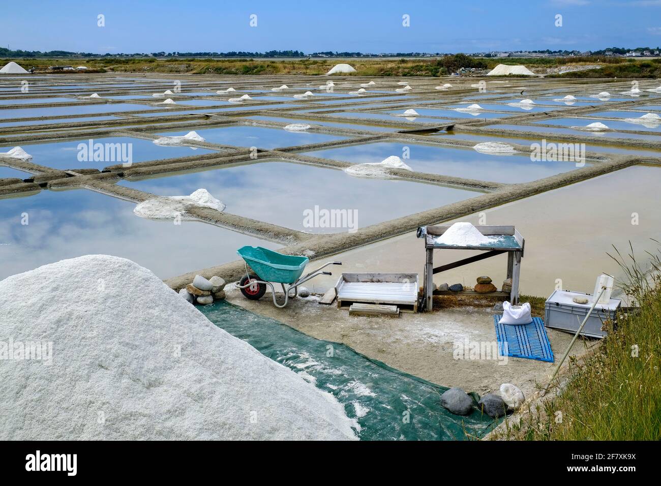 Frankreich, Batz-sur-Mer, 19.07.2019: Arbeitsplatz von Salzproduzenten im Marais Salants zwischen Batz-sur-Mer und Guerande, wo Salz aus Meerwasser du Stock Photo