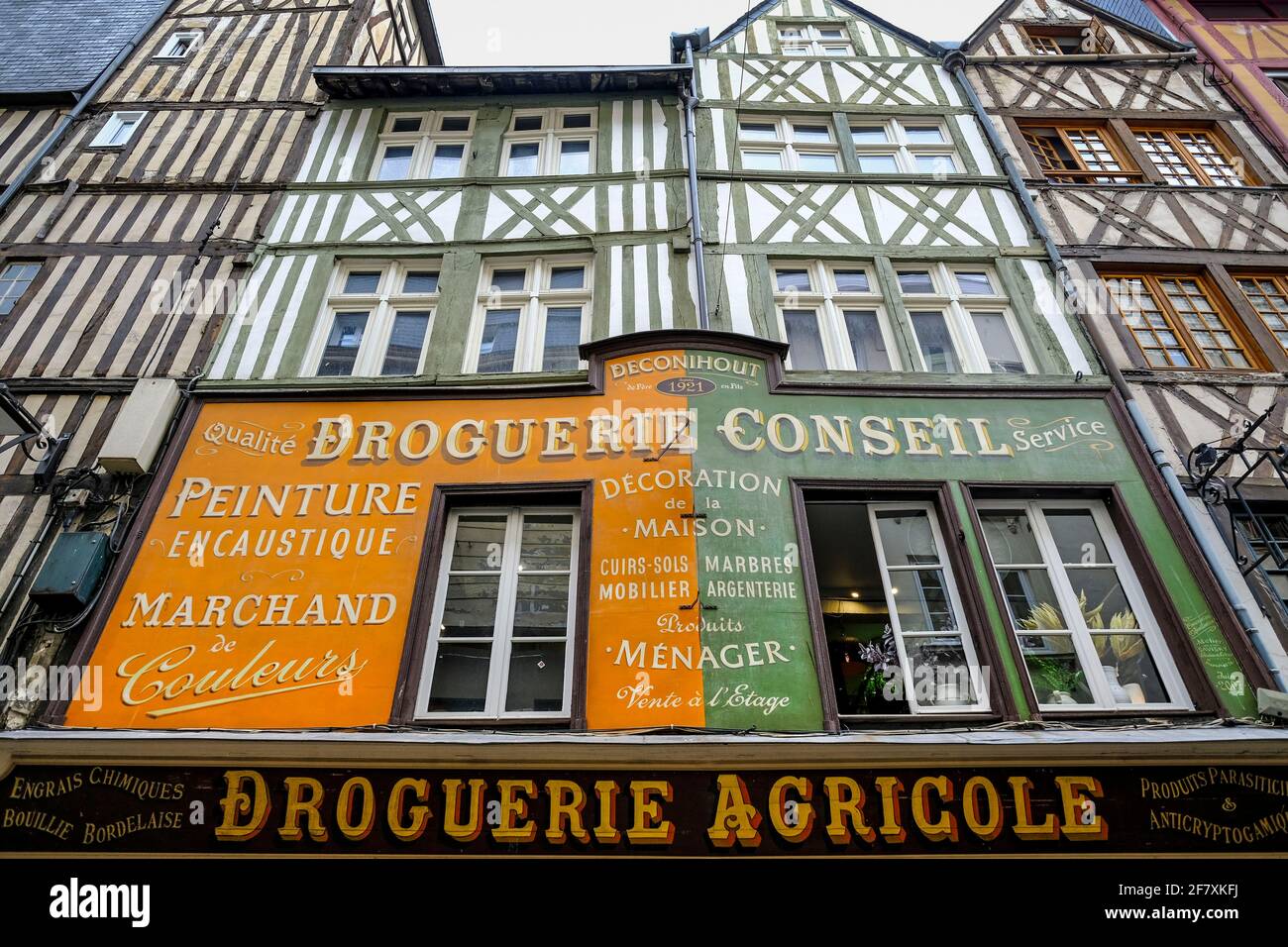 Frankreich, Normandie, Rouen, 27.07.2019: die alte Drougerie Deconihout in einem Fachwerkhaus in der Rue du Gros Horloge in der Altstadt von Rouen im Stock Photo