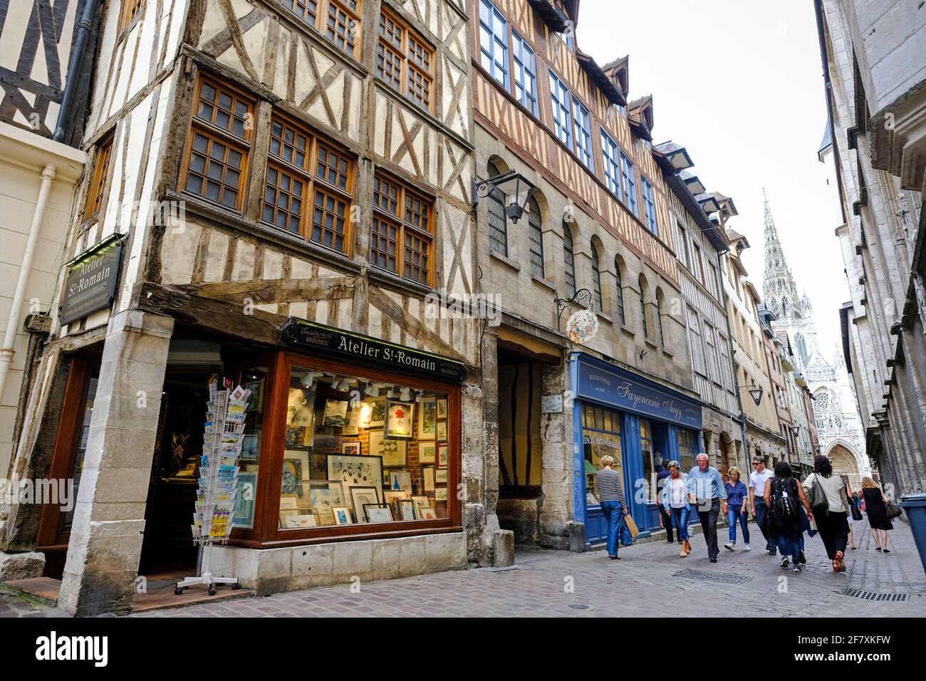 Frankreich, Normandie, Rouen, 27.07.2019: alte Geschaefte in Fachwerkhaeusern in der Rue du Gros Horloge in der Altstadt von Rouen, die zur Kathedrale Stock Photo