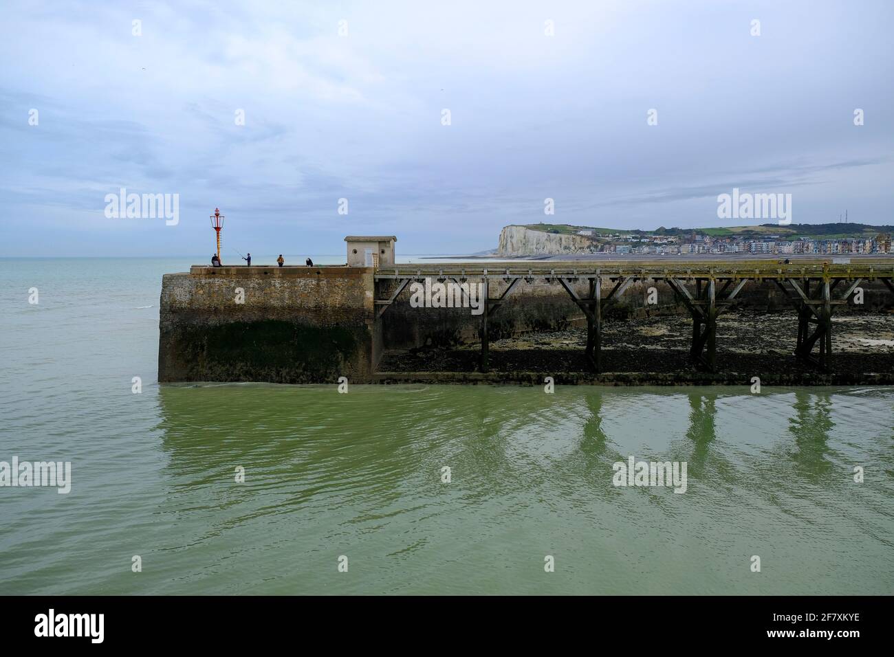 FRA, Frankreich, Normandie, Le Treport, 20.10.2019: Blick von der Hafenstadt Le Treport an der Kanalkueste auf die Hafenmole von Mers-les-Bain auf der Stock Photo