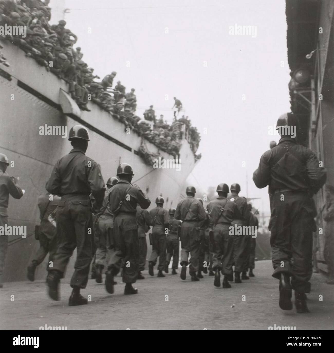 An American military band of black musicians welcomes the soldiers of the Dutch Detachement United Nations in Korea on their arrival by ss Zuiderkerruis on the quay in Pusan. Original caption: 'A black belt was present to welcoming ('such a success'). Stock Photo