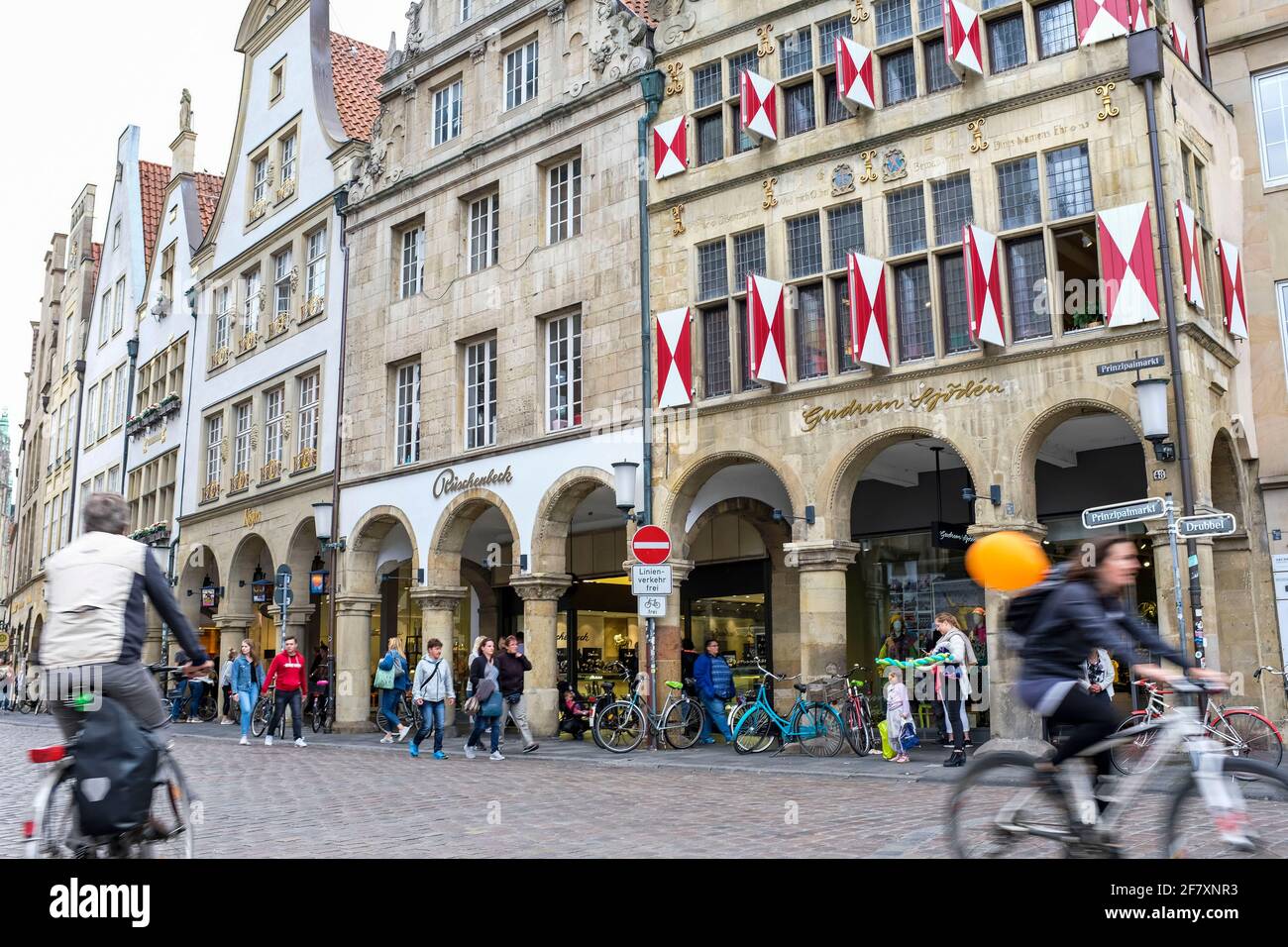 15.09.2018, Muenster, Nordrhein-Westfalen, Deutschland -Radfahrer und Fussgaenger auf dem Prinzipalmarkt in Muenster Stock Photo