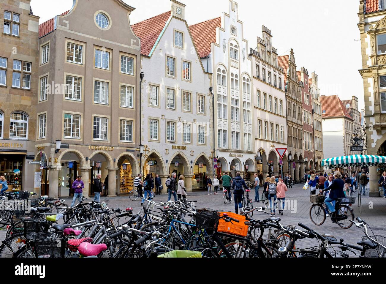 15.09.2018, Muenster, Nordrhein-Westfalen, Deutschland -Radfahrer und Fussgaenger auf dem Prinzipalmarkt in Muenster Stock Photo