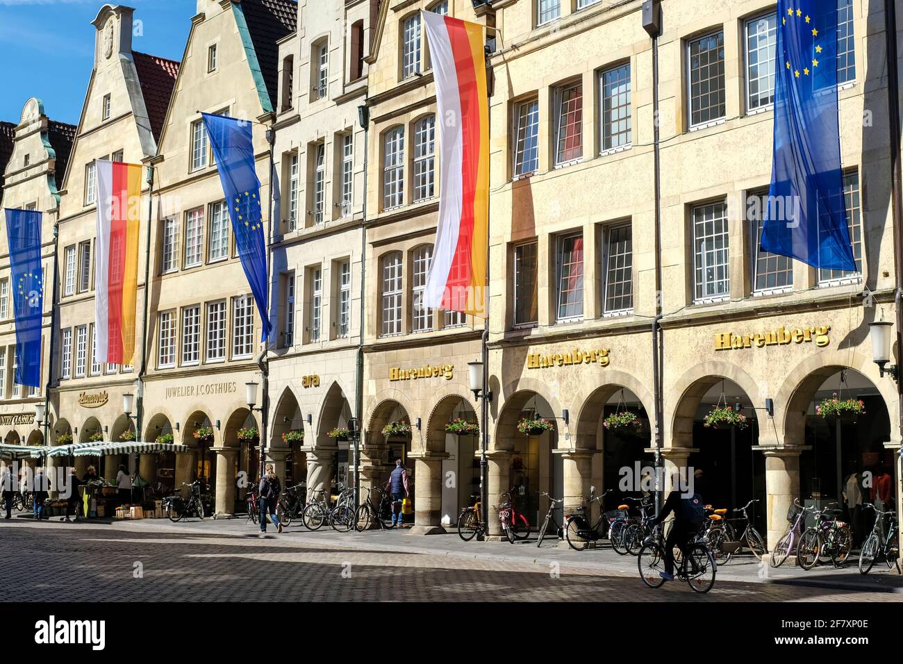 13.05.2019, Muenster, Nordrhein-Westfalen, Deutschland -Radfahrer und Fussgaenger auf dem Prinzipalmarkt in Muenster Stock Photo