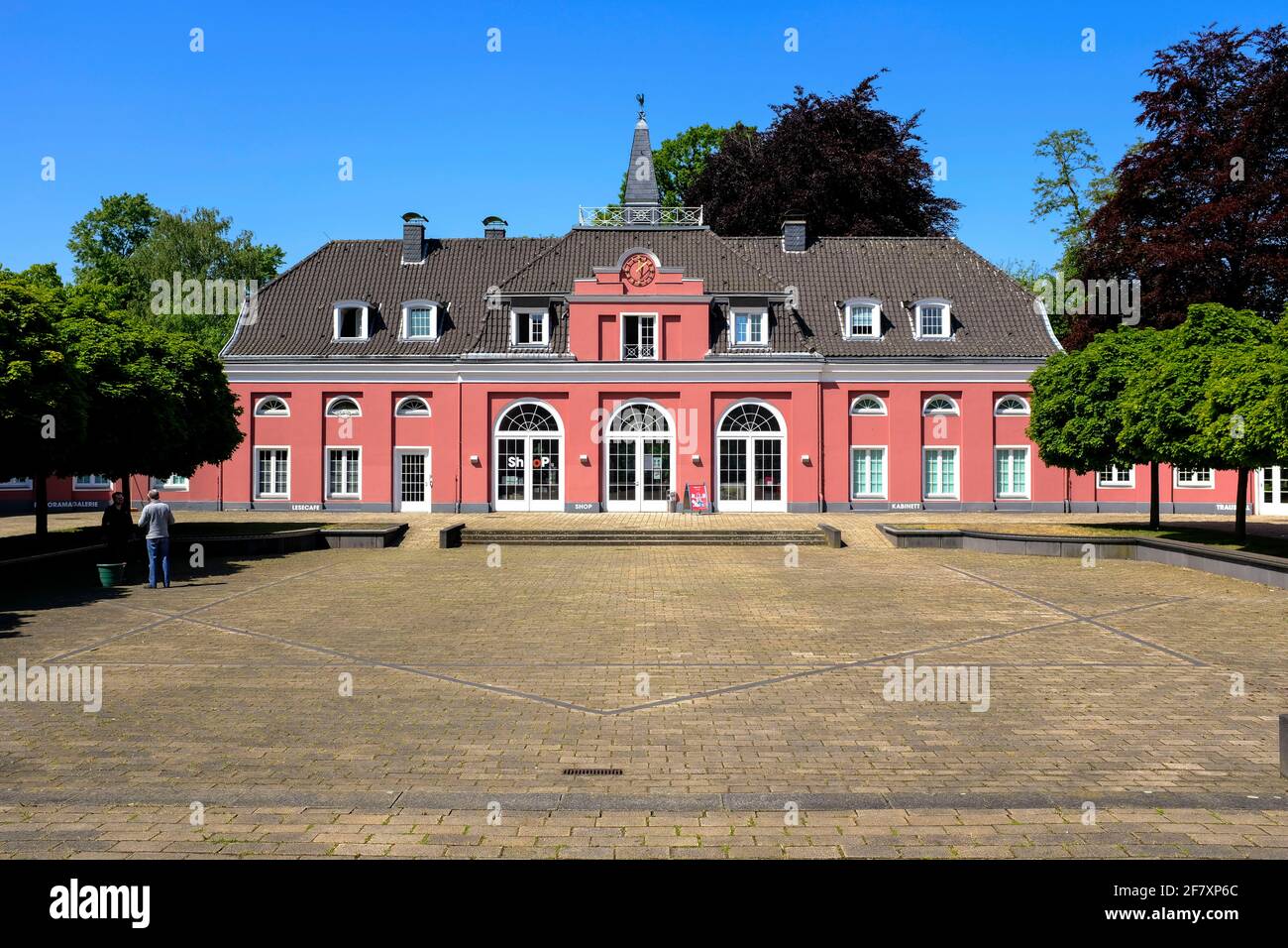 07.05.2020, Oberhausen, Nordrhein-Westfalen, Deutschland - Blick auf das Kleine Schloss in der Anlage von Schloss Oberhausen im Fruehjahr. Hier praese Stock Photo