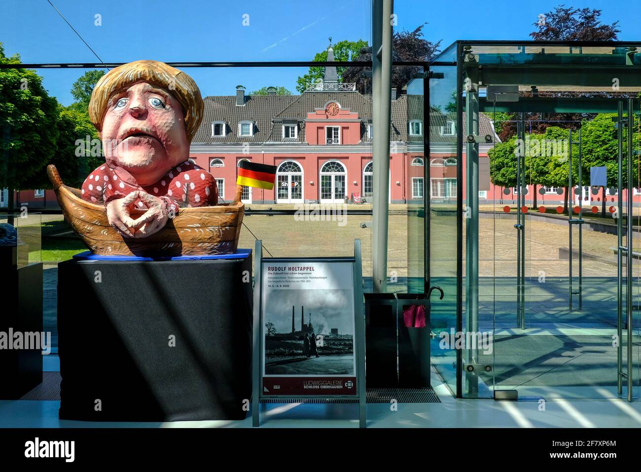 07.05.2020, Oberhausen, Nordrhein-Westfalen, Deutschland - Blick aus dem Foyer des Hauptgebaeudes von Schloss Oberhausen auf das Kleine Schloss im Fru Stock Photo