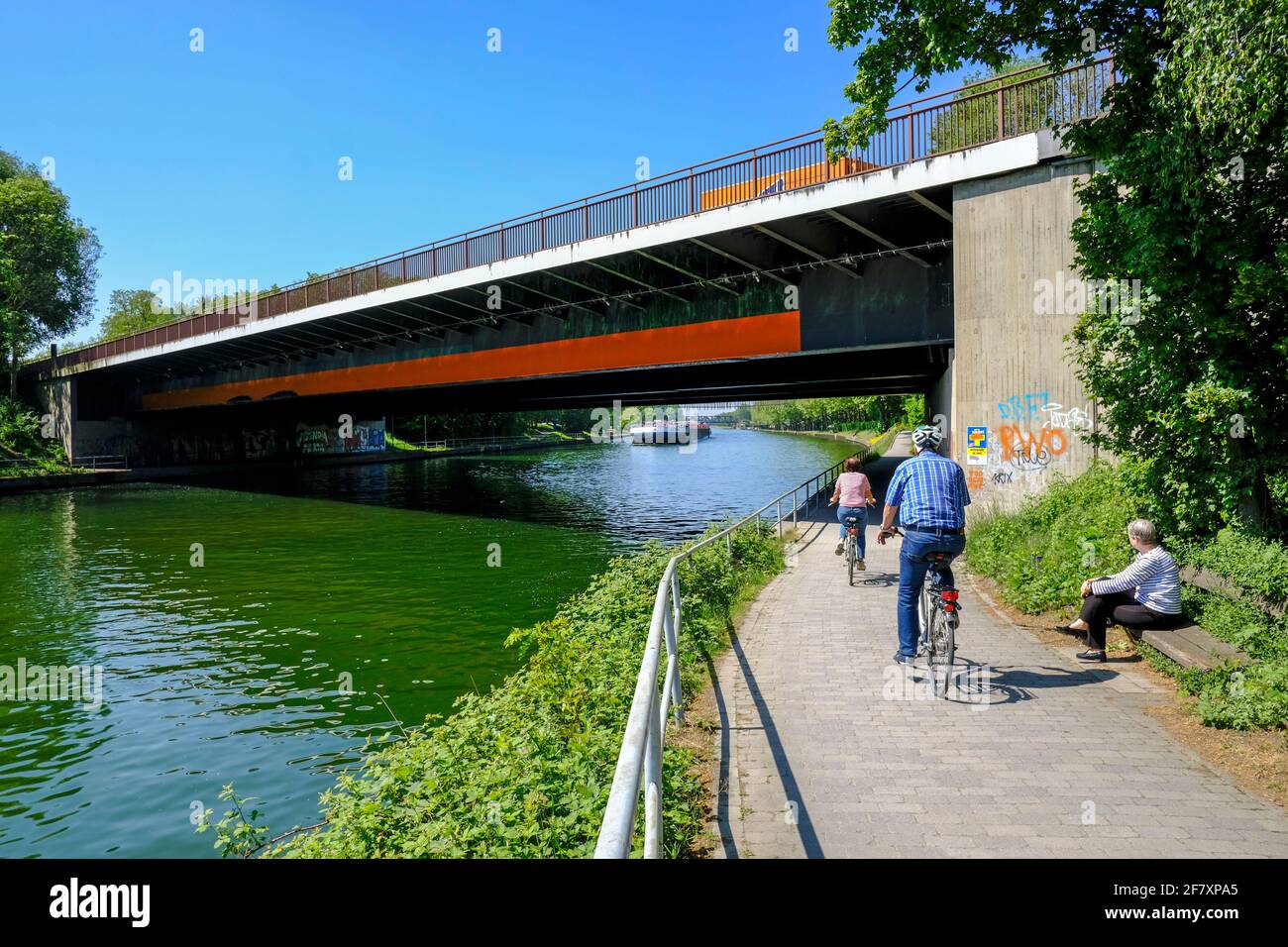 07.05.2020, Oberhausen, Nordrhein-Westfalen, Deutschland - Radfahrer auf einem Weg unter der Sterkrader-Strasse-Bruecke am Rhein-Herne-Kanal in Oberha Stock Photo