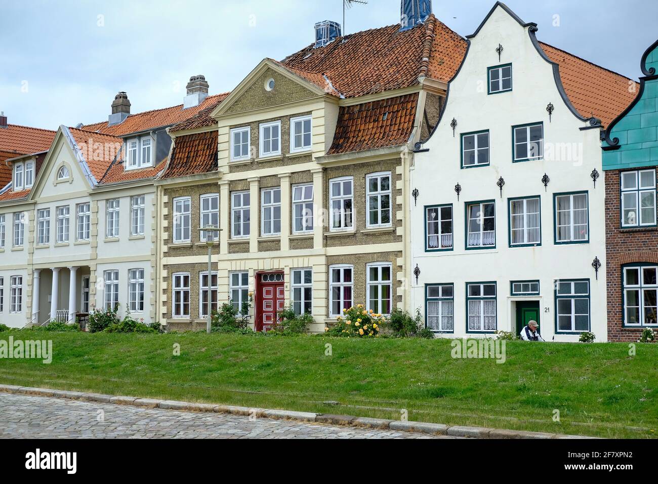 Europa, Deutschland, Schleswig-Holstein, Glueckstadt, 08.06.2019: historische Haeuserzeile am Binnenhafen von Glueckstadt Stock Photo