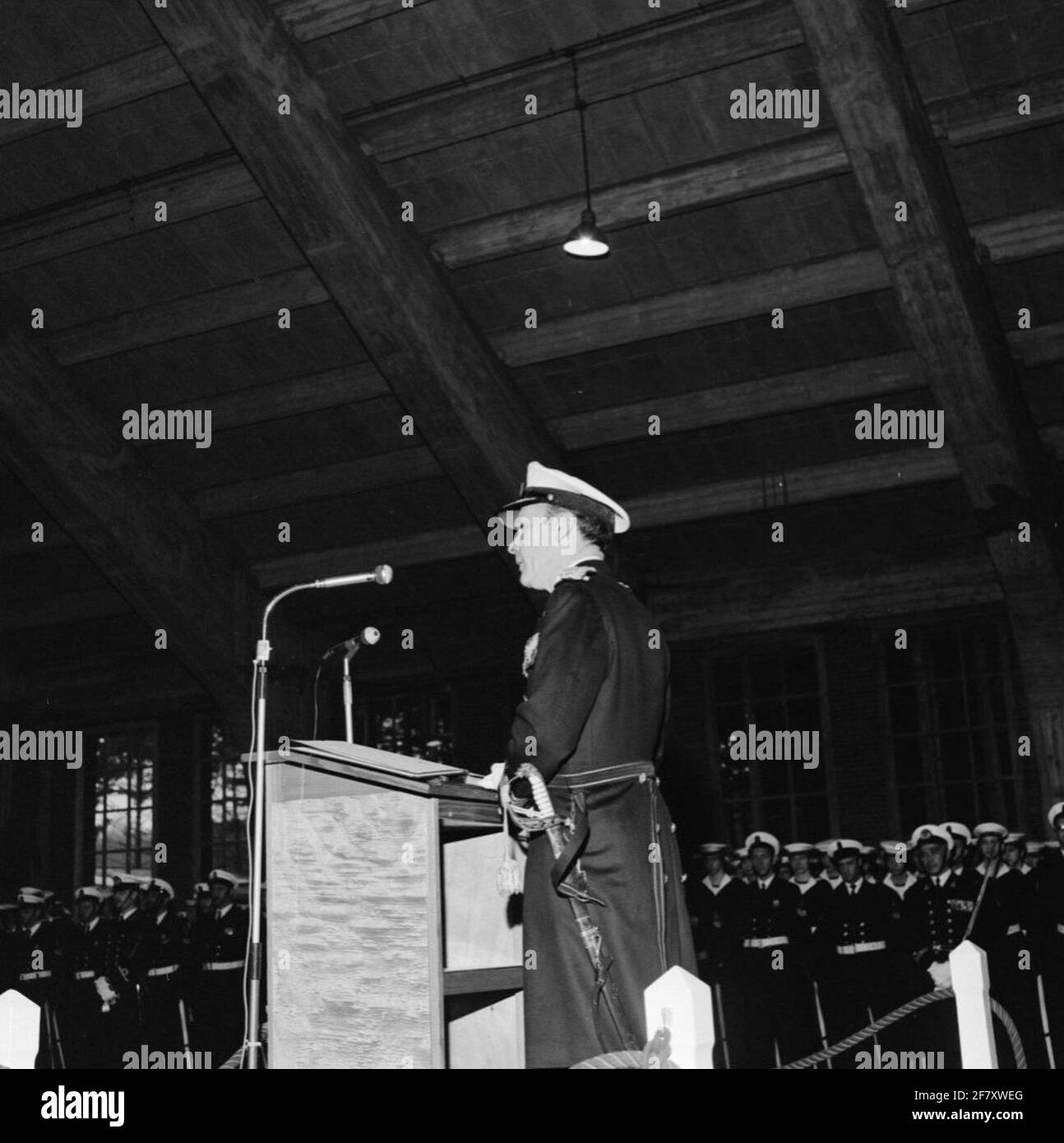 Commandogativeness D.D. January 14, 1972 of the commander of the naval power in the Netherlands. Vice-Admiral A. van der Moer gives the command to schout-at-night at the Hilversum marine course camps Stock Photo