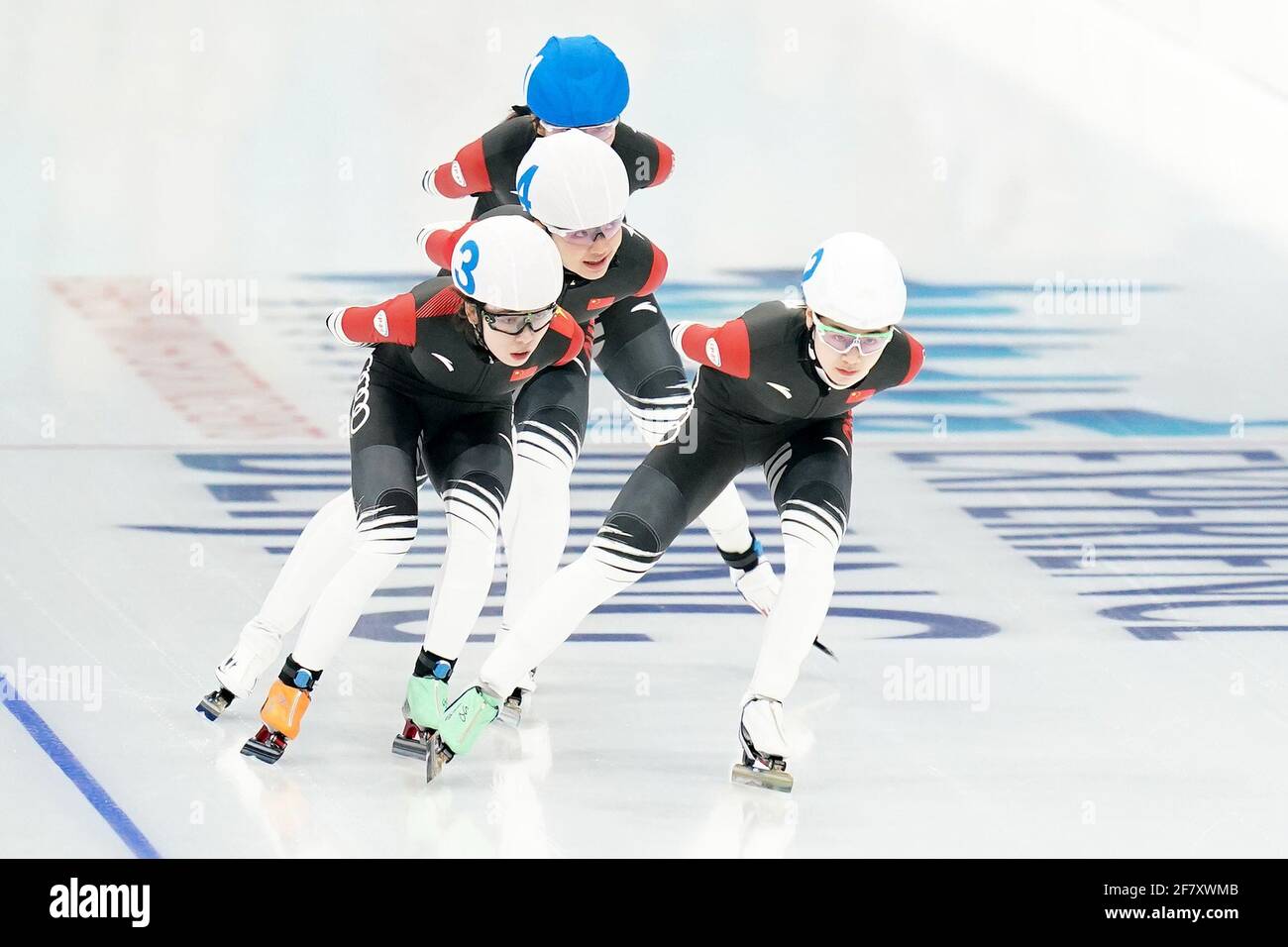 (210410) BEIJING, April 10, 2021 (Xinhua) Skaters compete during