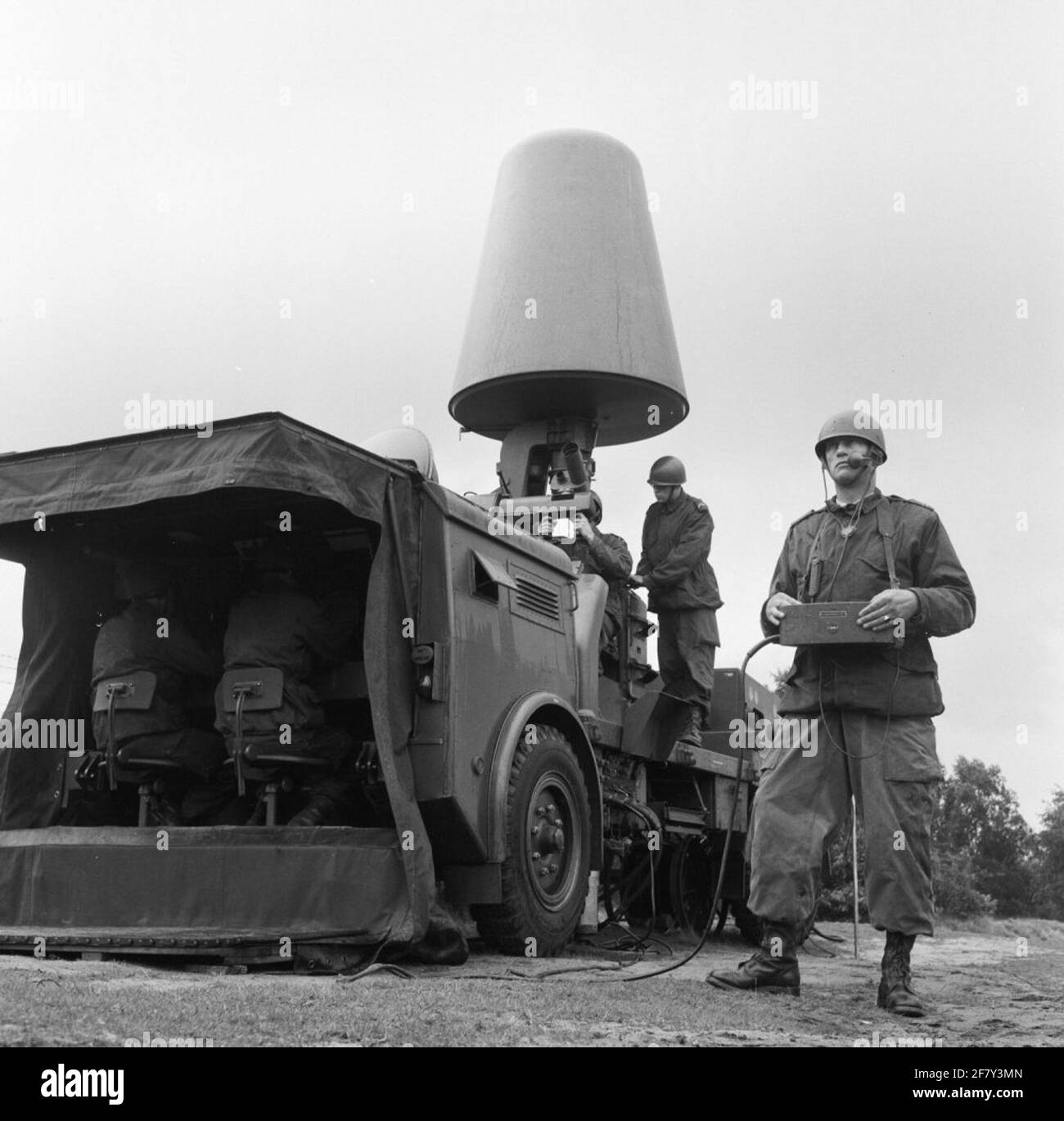 Fire preparation with the HSA L4 / 5 firing radar during the 'Uprecourus' in Ede. Wachter of the first class Charles Smeding with the flea cabinet (fire line officer) overlooks the work. Stock Photo