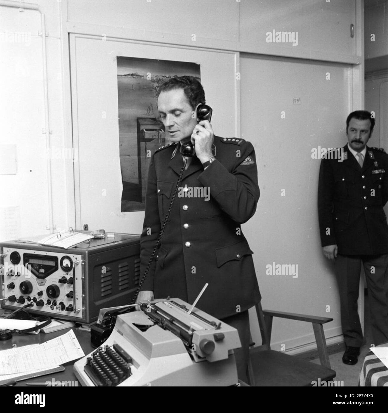 Shipping from the last telegram to the force in Suriname from the radio room in the bunker at the Princess Julianakanne. Colonel K. Elgersma, Command Command Connections Royal Netherlands Army, reports by telephone. Stock Photo