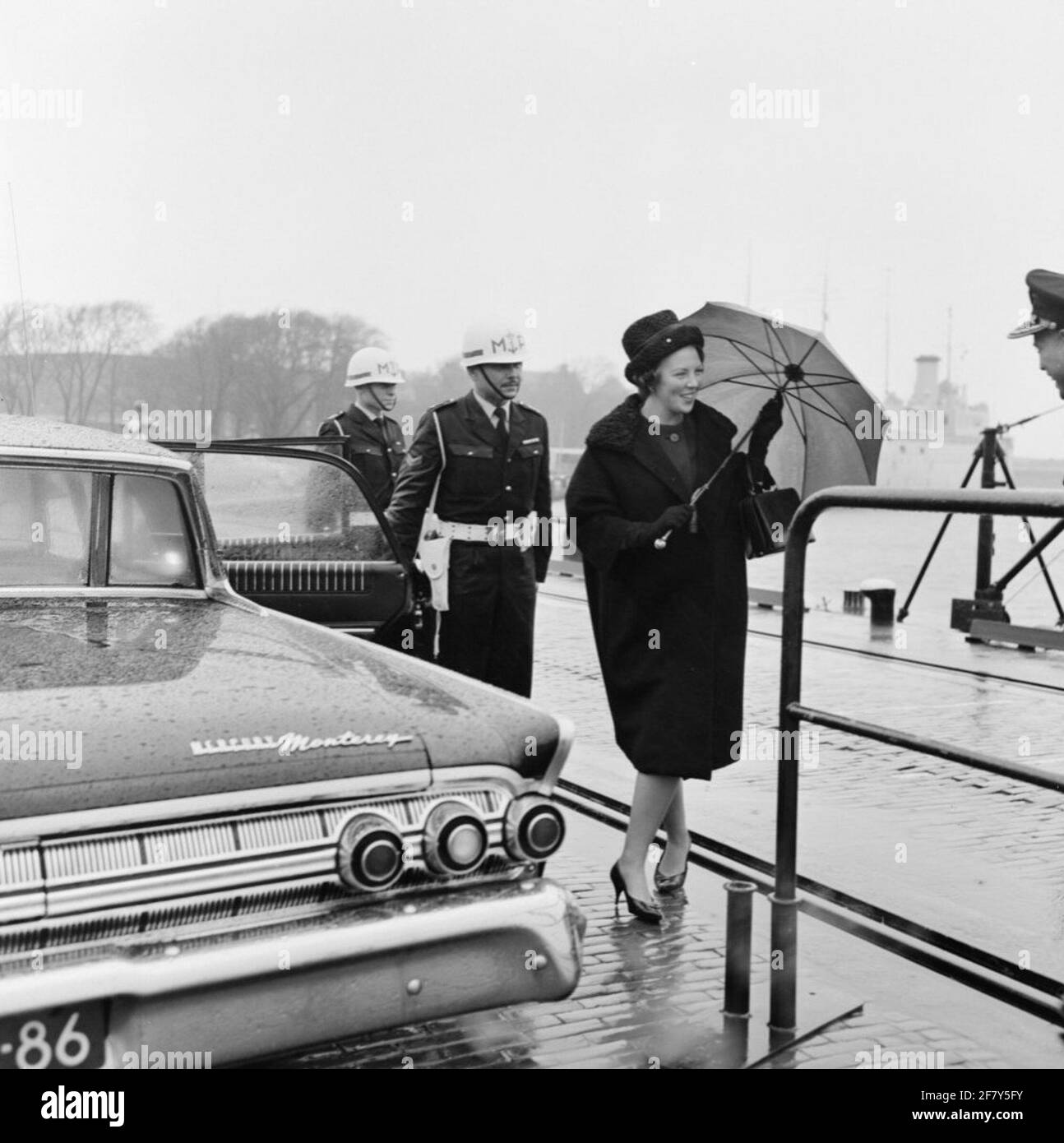 Princess Beatrix brings an introductory visit to various parts of the Royal Navy. Despite the rain, there is still time for a cheerful conversation when saying goodbye to the submarine service (OZD). Stock Photo