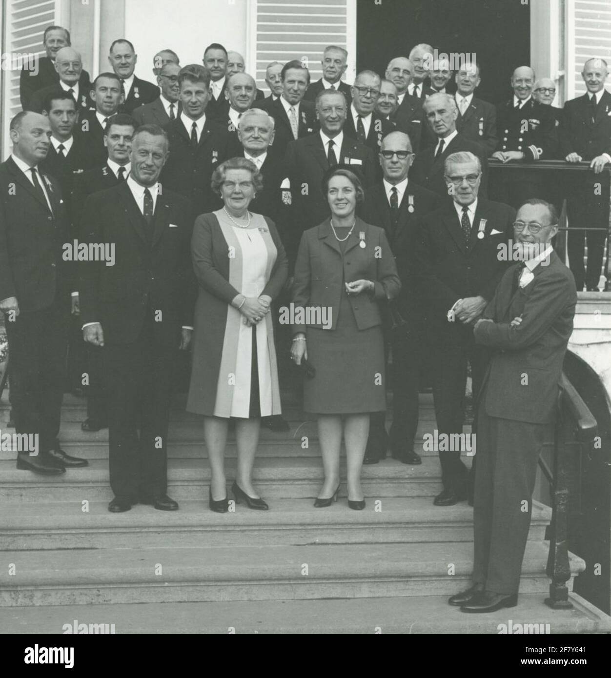 Group photo of medal carriers of