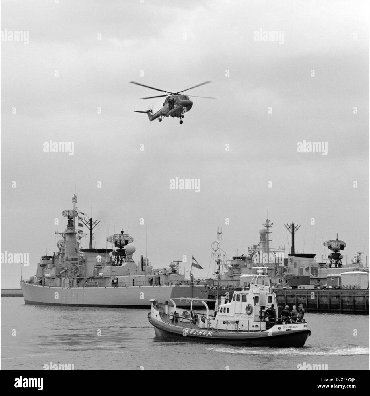 Exercise Person transport From a floating platform by the Westland SH-14D Navy Lynx Helicopter with registration 283 (1981-approx. 2012) in collaboration with the bright rescue boat Suzanna (1968-1998) of the Royal North and South Holland Redding Company (Knzhrm) In May 1990. On the background left, L-Fregat Hr.Ms is located. White De With (1986-2005) and on the right a S-Fregat (1978-2003). Stock Photo