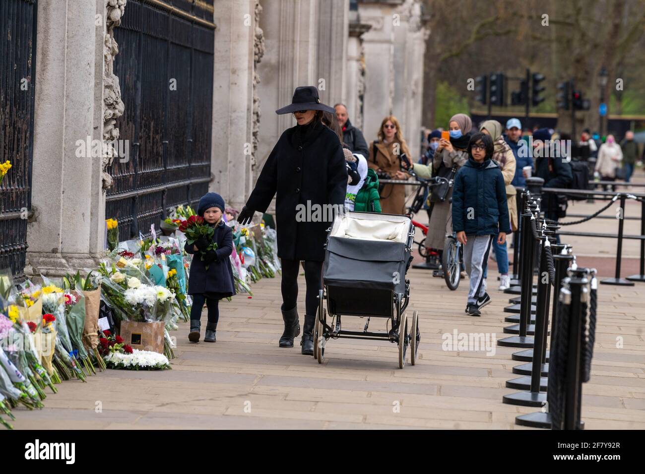 London, UK. 10th Apr, 2021. Crowds gather outside Buckingham Palace to lay floral tributes following the death of HRH The Prince Philip, Duke of Edinburgh Credit: Ian Davidson/Alamy Live News Stock Photo