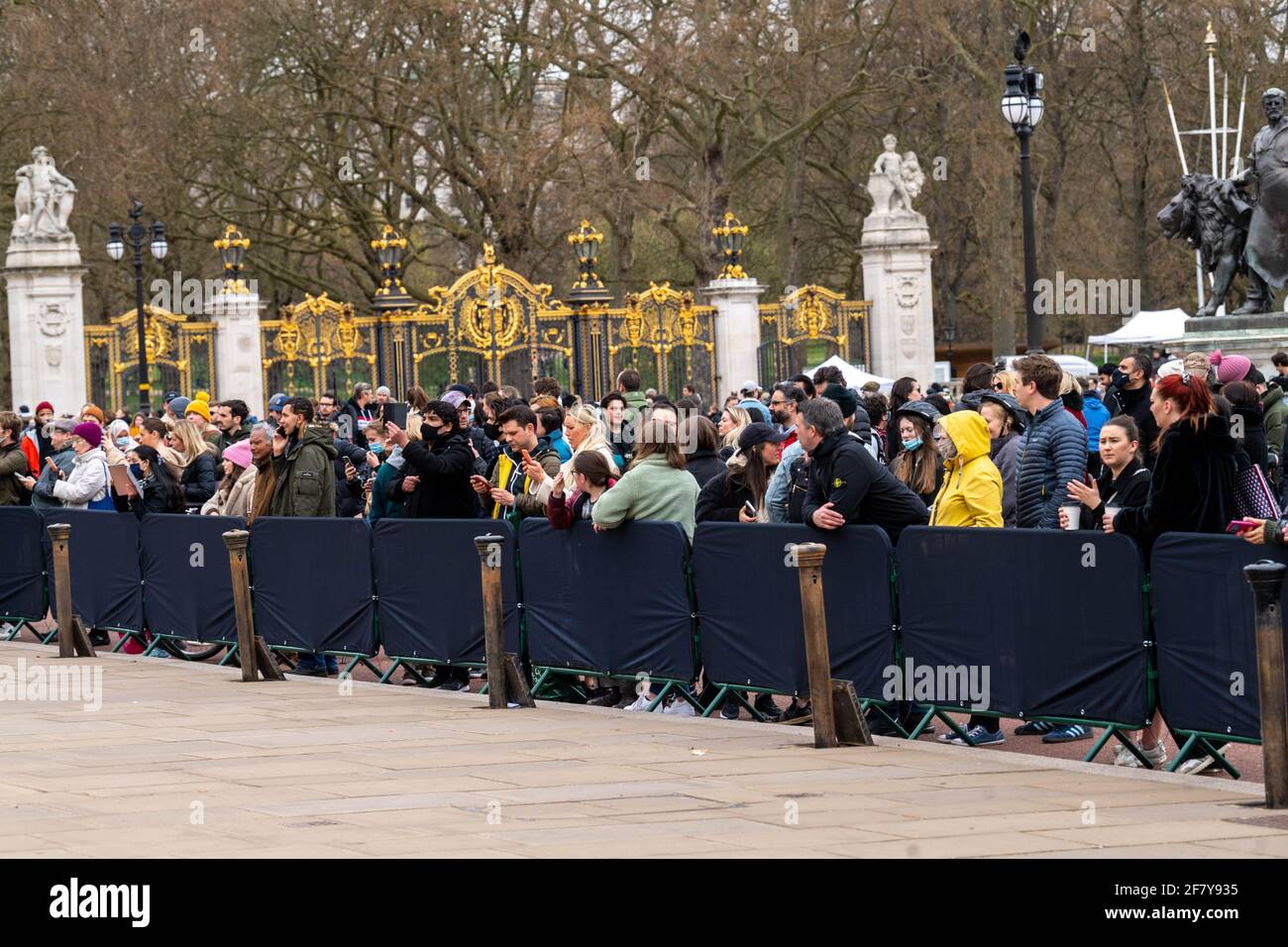 London, UK. 10th Apr, 2021. Crowds gather outside Buckingham Palace to lay floral tributes following the death of HRH The Prince Philip, Duke of Edinburgh Credit: Ian Davidson/Alamy Live News Stock Photo