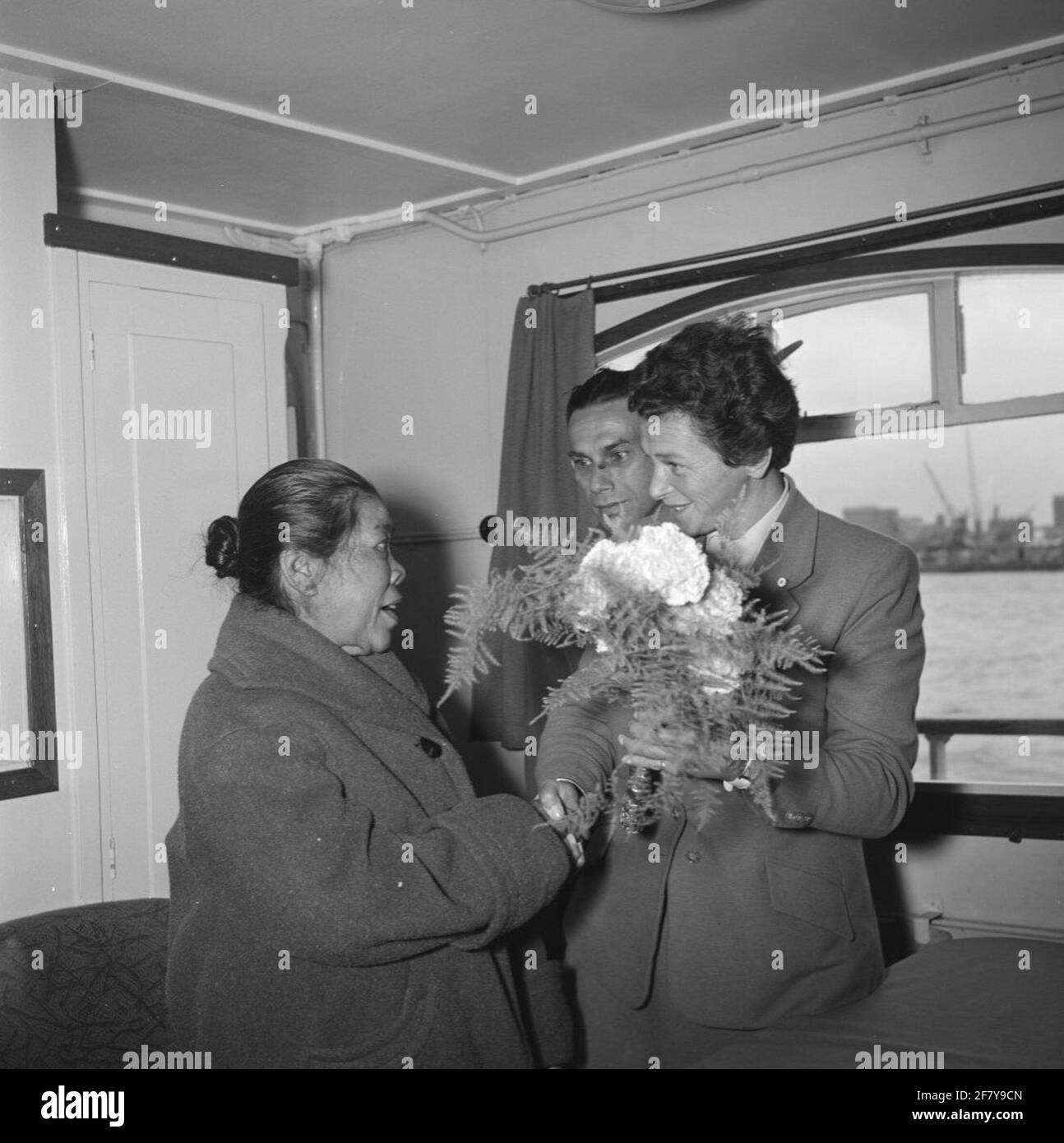 Mrs. Karssen (left), mother of the merchant sailor died during the war Hendrik Karssen (1918-1942), receives flowers A / B of the Communication Valve Hr.Ms. Hendrik Karssen (A 857) in 1956. Stock Photo