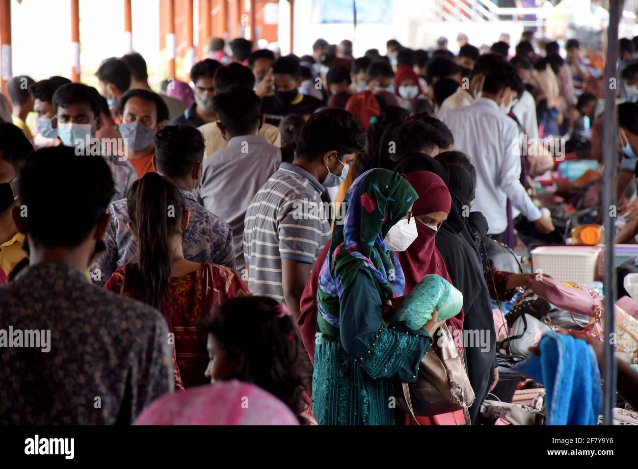 DHAKA, BANGLADESH - APRIL 10: People gather at Dhaka New market for shopping as they not maintaining any kind of social distance in Dhaka, Bangladesh on April 10, 2021. Credit: Alamy/Alamy Live News Stock Photo
