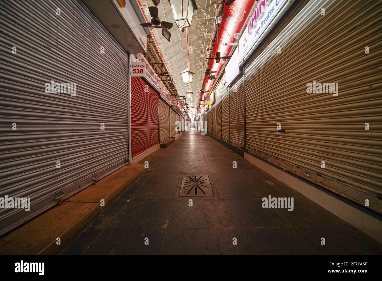 Empty market street shops india hi-res stock photography and images - Alamy