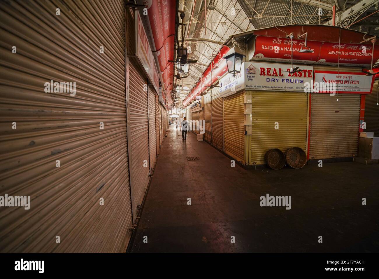 Empty market street shops india hi-res stock photography and images - Alamy