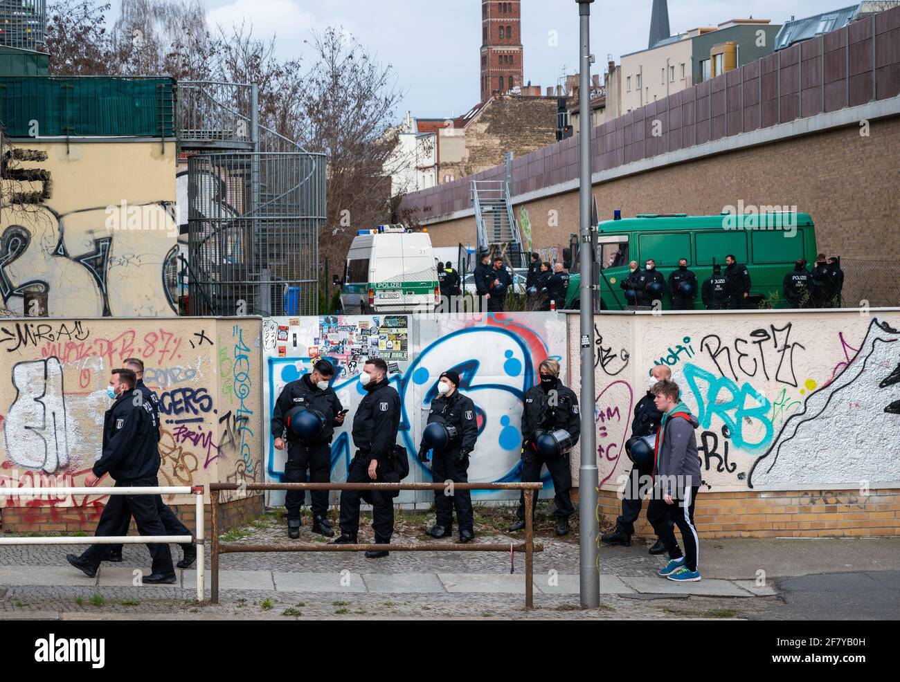 Berlin Germany 10th Apr 21 Police Officers Stand In Front Of A Squatted House In Berlin Lichtenberg Credit Christophe Gateau Dpa Alamy Live News Stock Photo Alamy