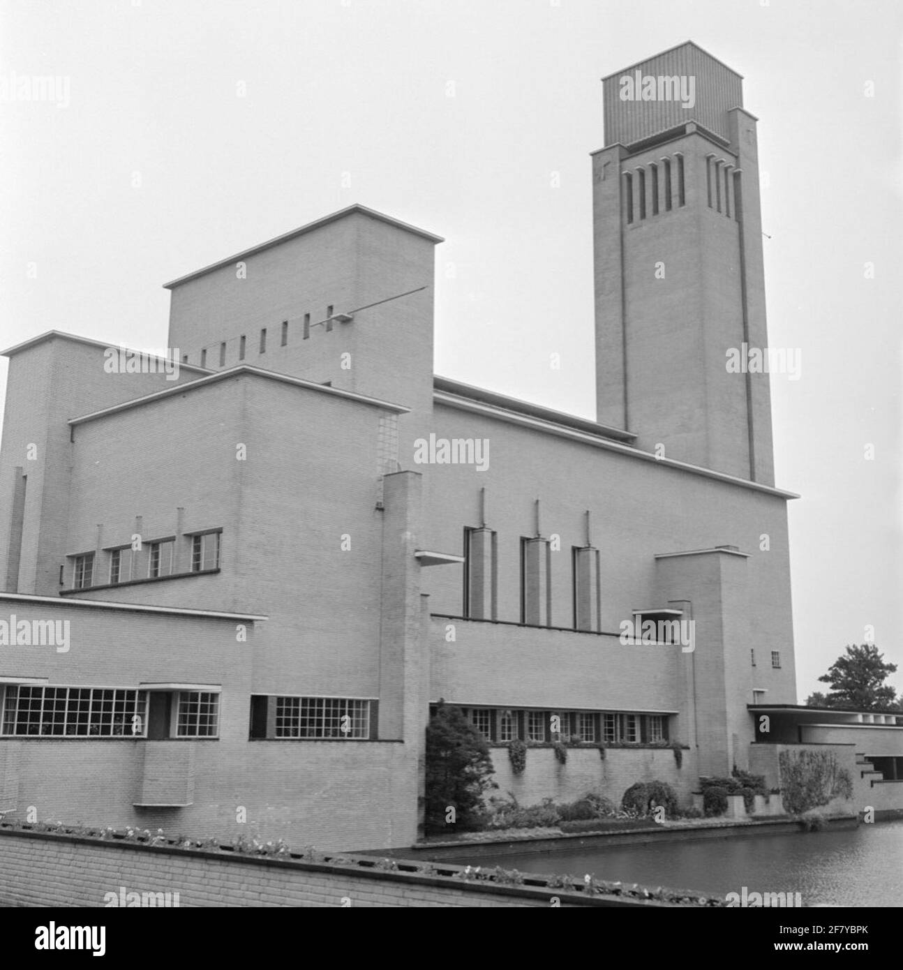The town hall in Hilversum (1931) is a highlight of the work of the architect Willem Marinus Dudok (1884-1974). Hilversum 1956. Stock Photo