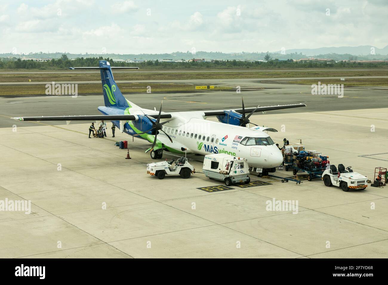 Mas Wings aircraft loading luggage, Miri, Malaysia Stock Photo