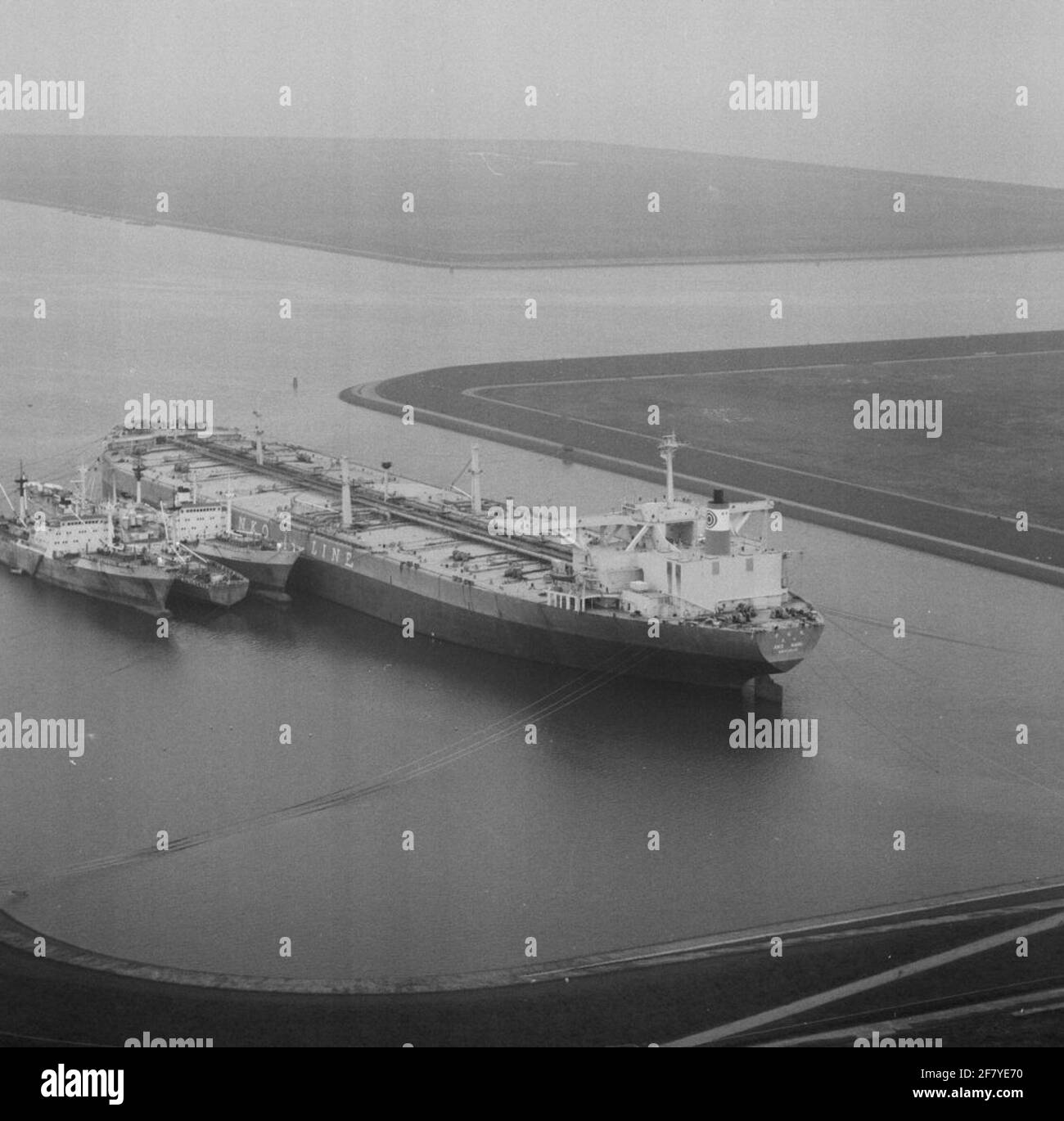 Aerial recording for an exercise through the special assistance unit Marines. They have been established and, as far as known, ships in the meantime; One Ultra Large Crude Carrier (ULCC), the Aiko Maru of the Japanese shipping company Sanko Kisen & Shinko Kaiun and three cooling ships, the America Freezer, the Europe Freezer and the Oceania Freezer from the Greek Restis Group. Stock Photo