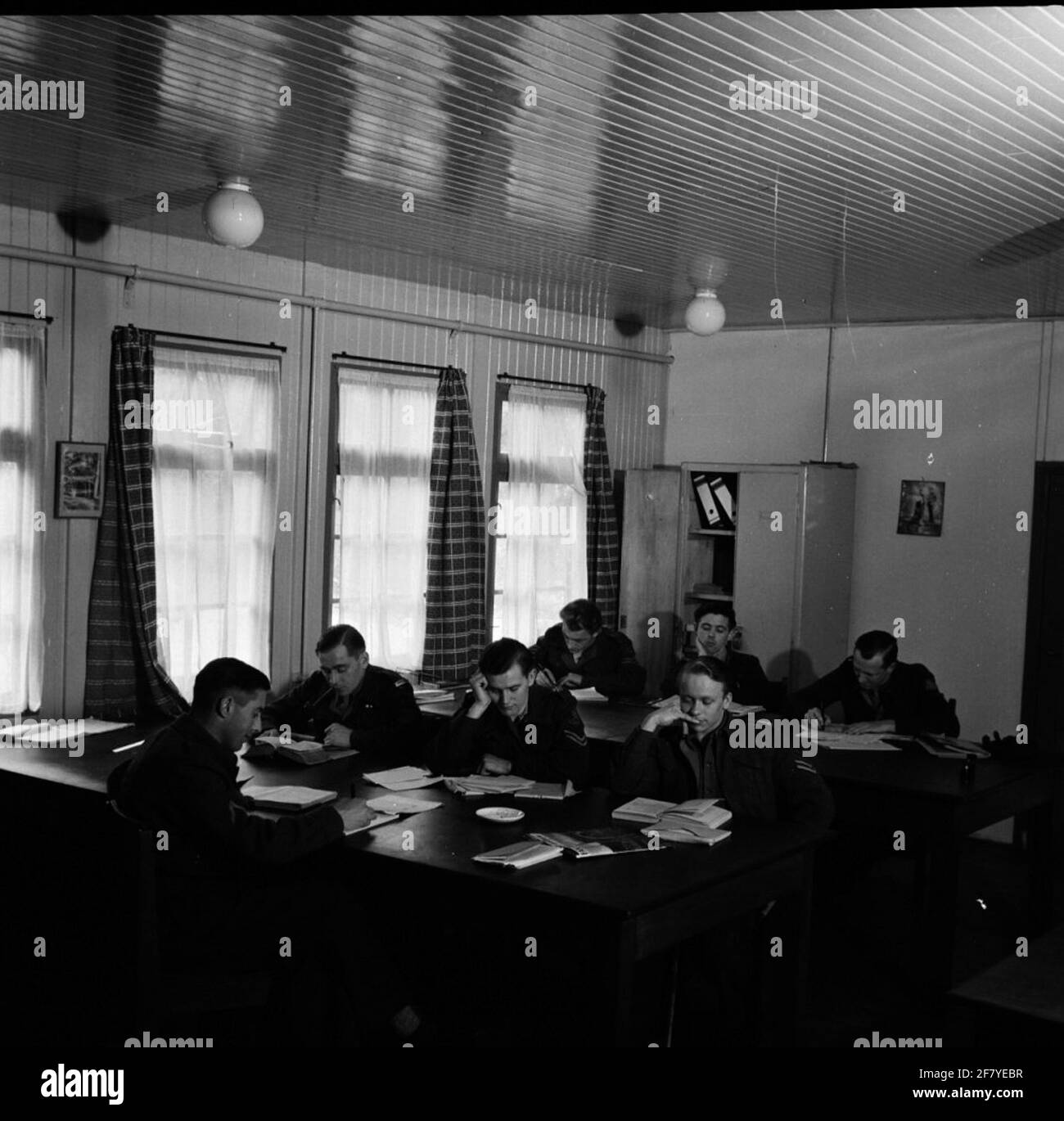 Rehabilitation soldiers in the read / reading room of the military ...