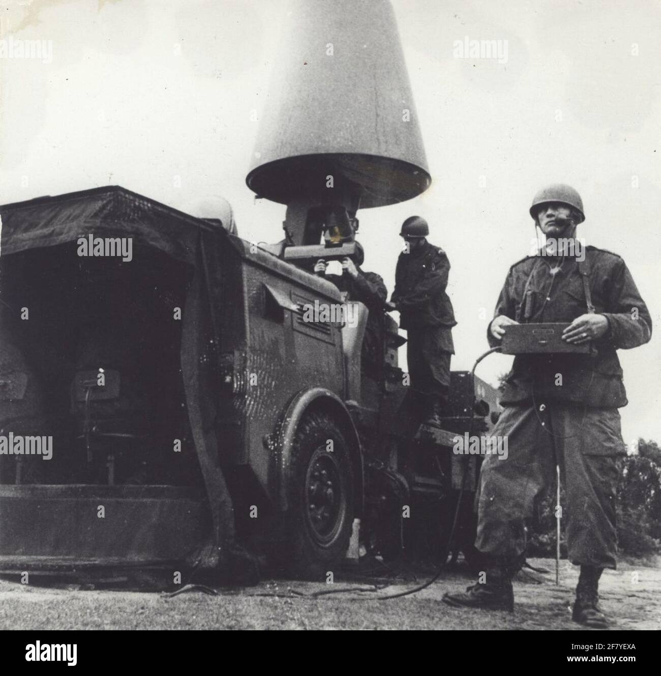Fire preparation with the HSA L4 / 5 firing radar during the 'Uprecourus' in Ede. WMR I Charles Smeding with the flea cabinet (fire line officer) overlooks the work. Stock Photo