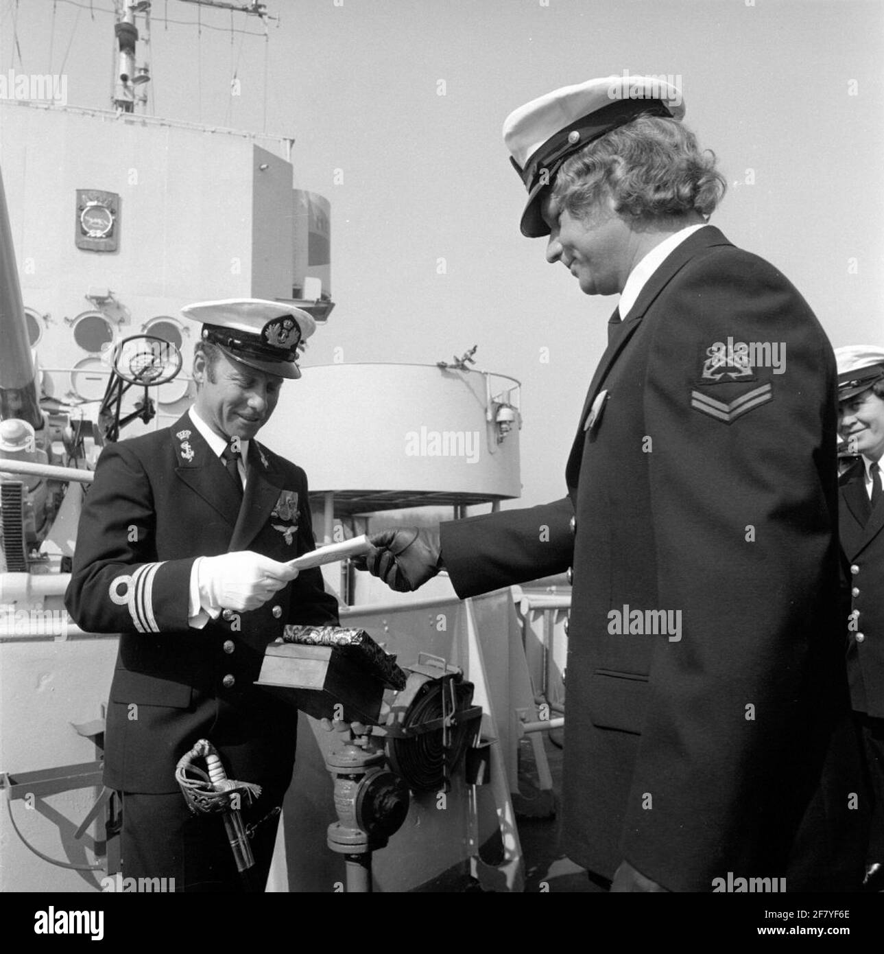 Command transfer A / B from the frigate Hr.Ms. VOC (F 820, EX-US PCE 1606) in May 1976. The separating commander Lieutenant-Ter-Sea of the first class R.A. Wolff (1936, left) takes place for LTZ1 H.W.G. Stahl (1934). Stock Photo