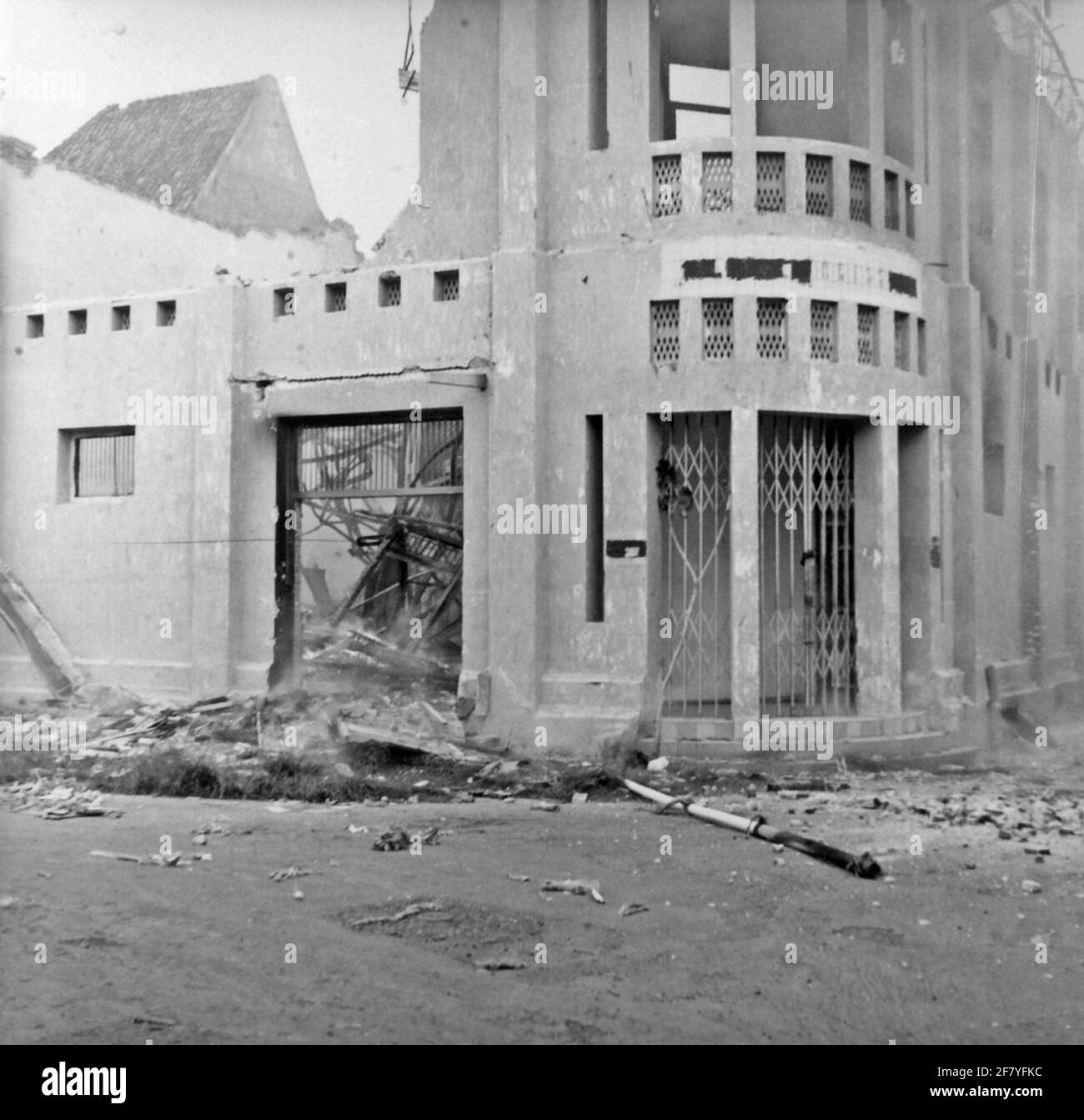 The burnt-out Rapwi (Relief Administration Prisoners of War and Annestees) office in the Bodjong district in Semarang (Midden-Java) after the second battle for Semarang. Stock Photo