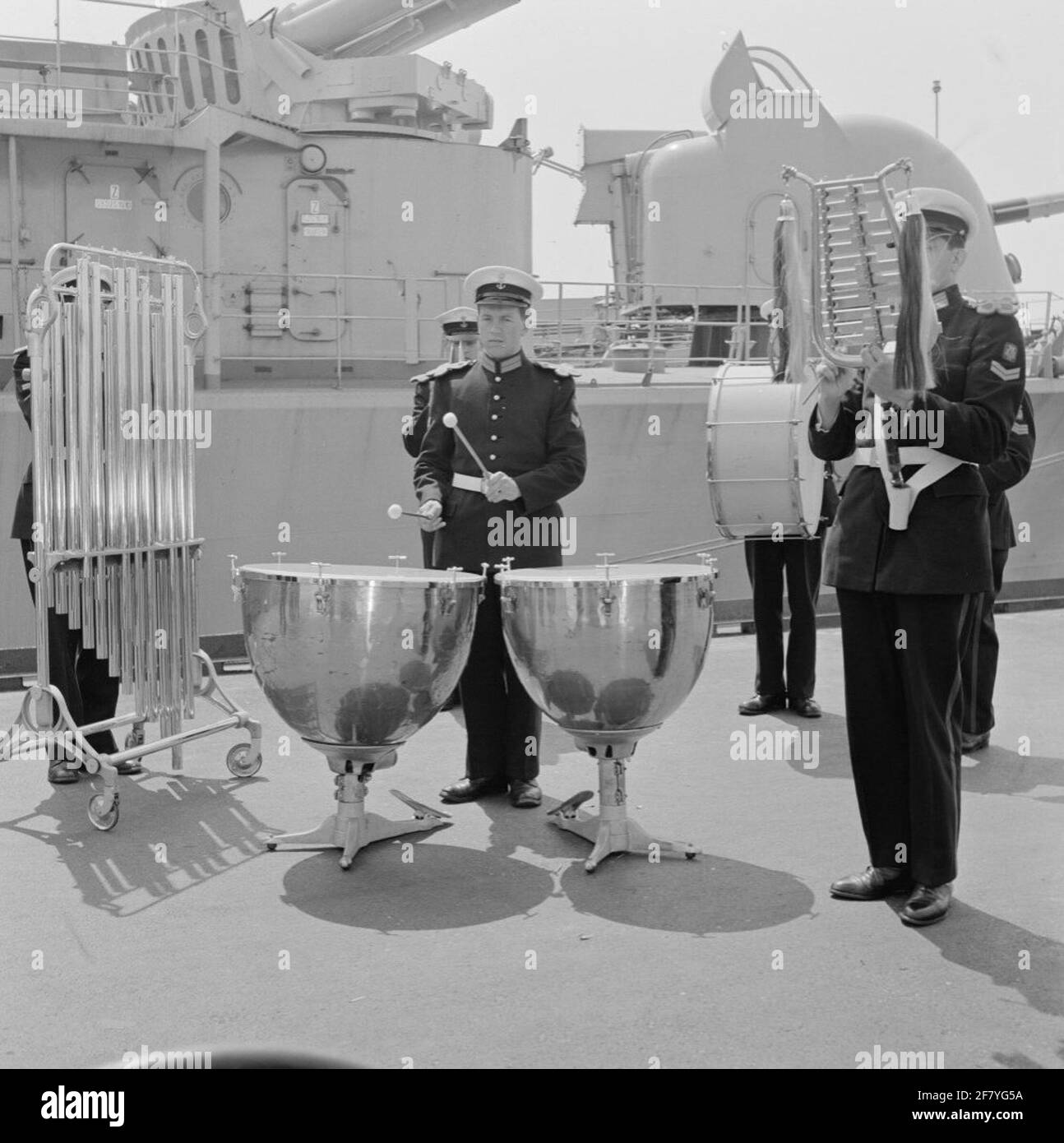 The Marinierskapel der Koninklijke Marine (Markap) plays on the new port, the grounds of the Royal Netherlands Marine (km) in Den Helder. A timpanist and a xylophonist on a quay for a submarine hunter. Stock Photo