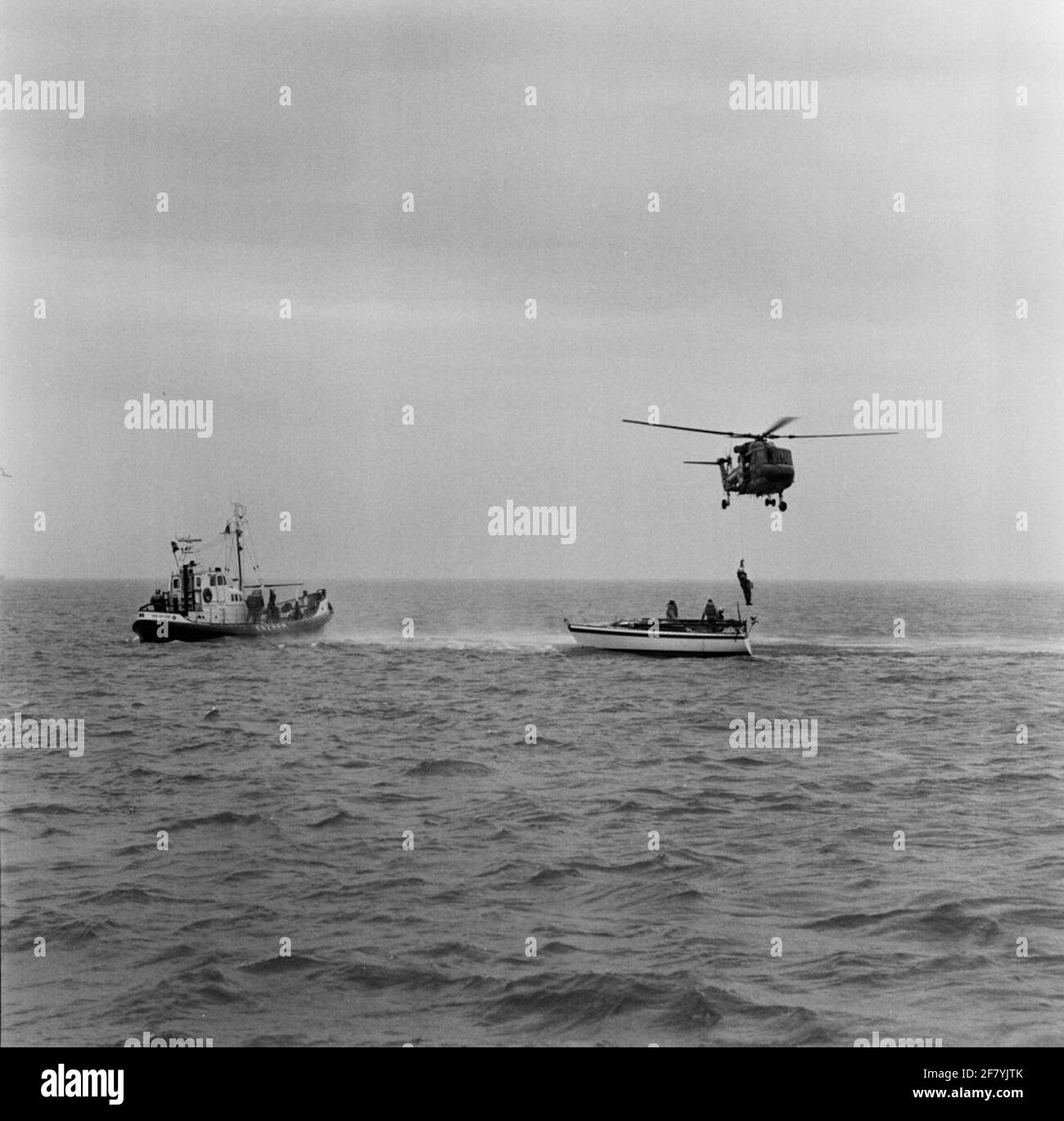 Coordinated rescue exercise with ship in need, KnZHRM and MLD. Lifeboat Susanne from Den Helder, Helicopter Westland Lynx MK. 25 (UH-14A) 264 and Lockheed P-3C Orion. 1985 Stock Photo