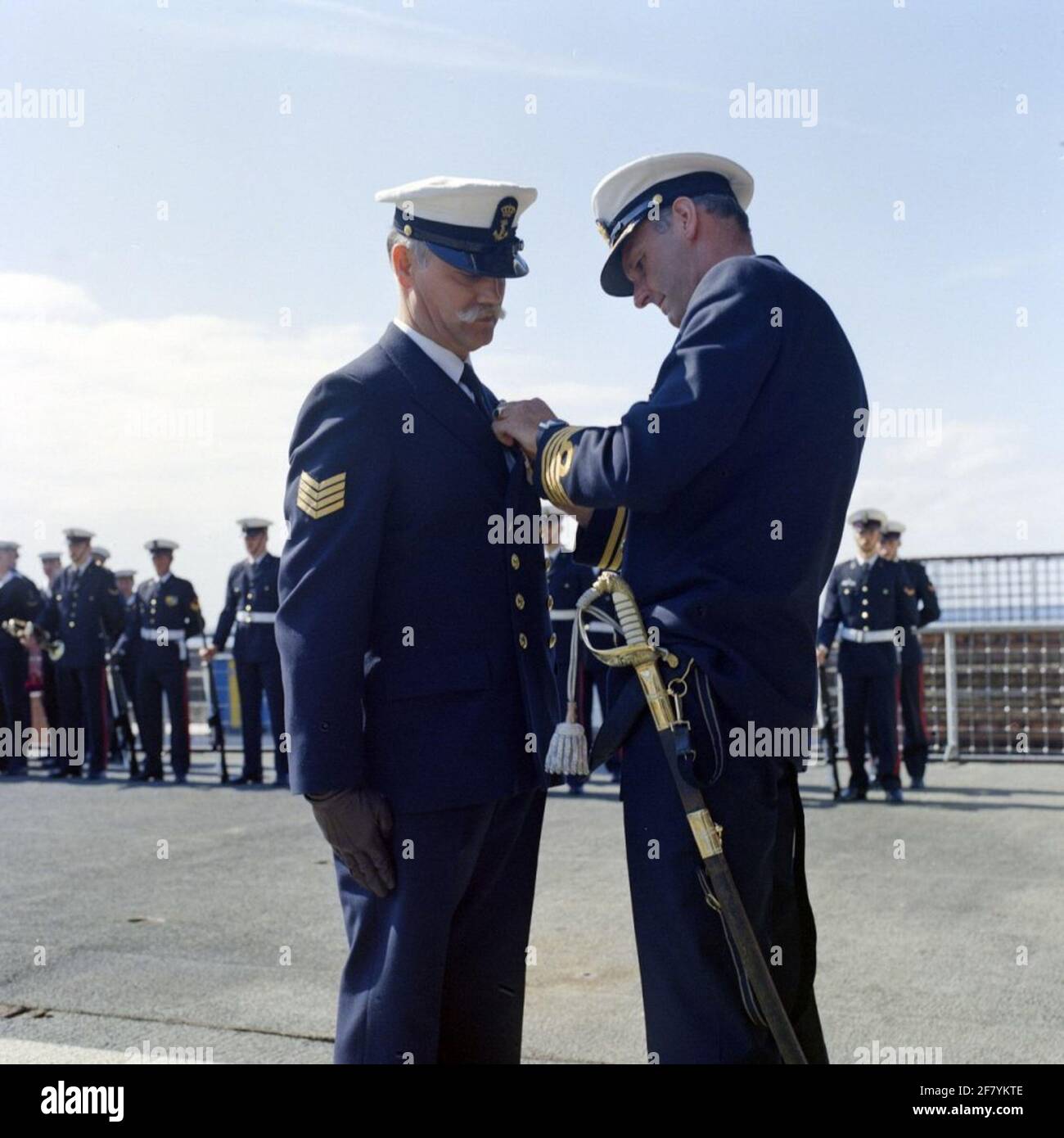 Presentation of a distinction in the Order of Orange-Nassau at the GW-Fregat Hr.Ms Gw-Frigate. Tromp (F 801, 1975-1999) by the commander of the tromp Captain-Ter-Sea H.W. Van Vliet (1942) During the squadron trip 1/89 in English waters. Stock Photo