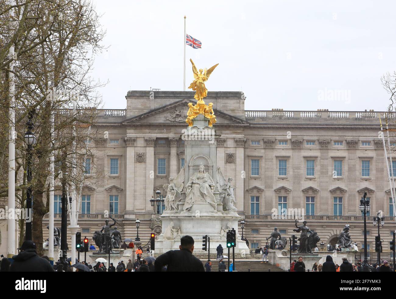 Buckingham palace flag half mast hires stock photography and images Alamy