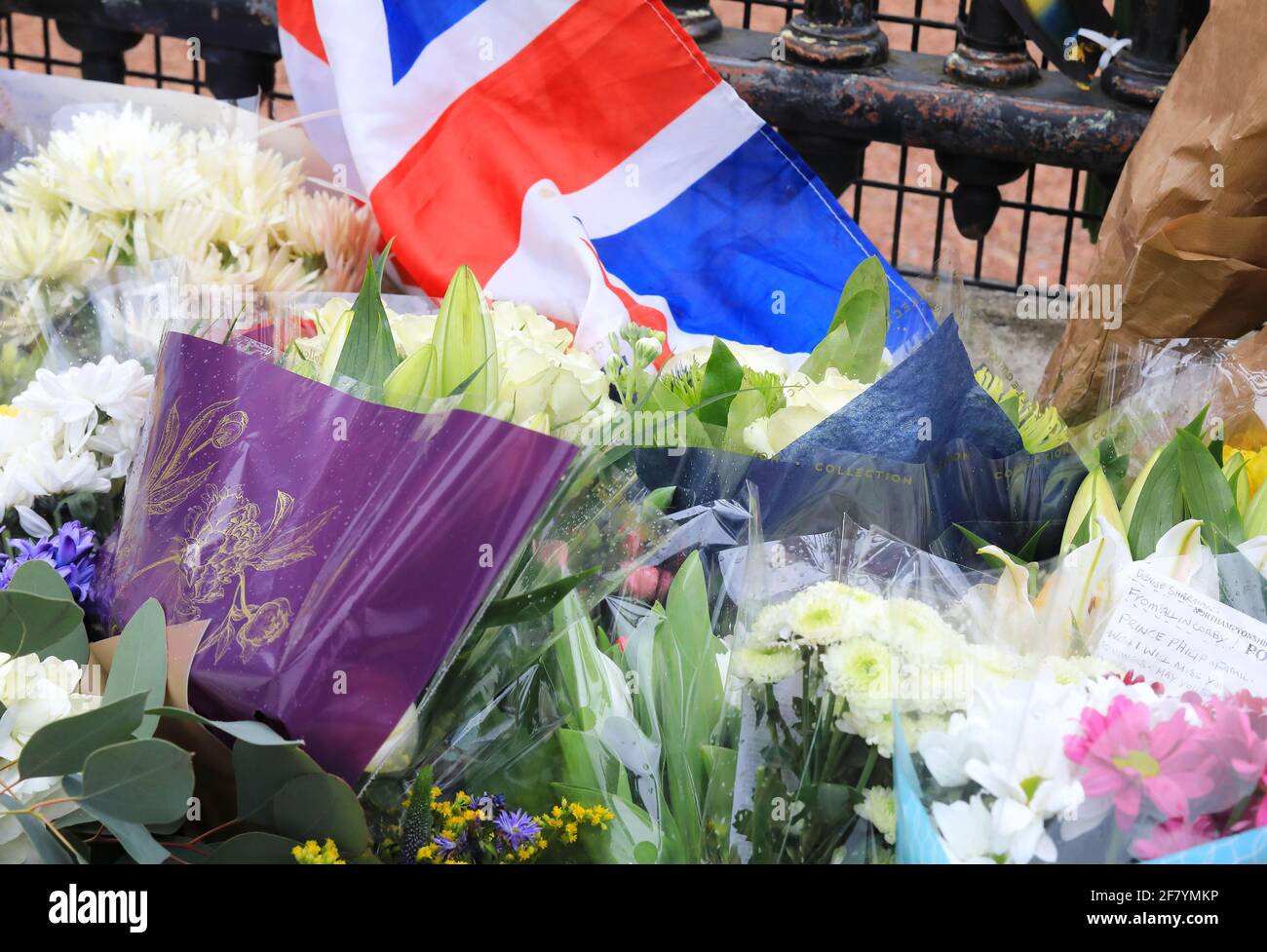 London, UK, April 10th 2021. People queued up to lay flowers outside the gates of Buckingham palace to pay their respects and remember HRH Prince Philip who died on Friday aged 99. Monica Wells/Alamy Live News Stock Photo