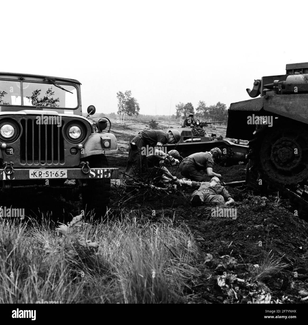 Inspector General Z.K.H. Prince Bernhard also visits the training grounds at Hohne during his working visit to 41 armored brigade. On the photo, a (exercise) wounded is made ready for drain by a jeep M38A1 Neck. On the right a Centurion MK 5 combat tank in the background an AMX-Pri. Stock Photo